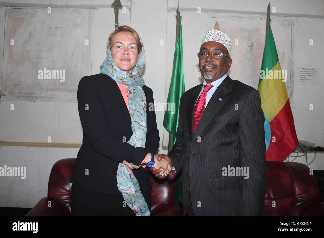 Die britische Botschafterin Harriet Mathews trifft am 25. Oktober 2015 in Baidoa auf ISWA-Präsident Sharif Hassan Sheikh Aden, um Fragen der regionalen Zusammenarbeit und Governance zu erörtern. Stockfoto