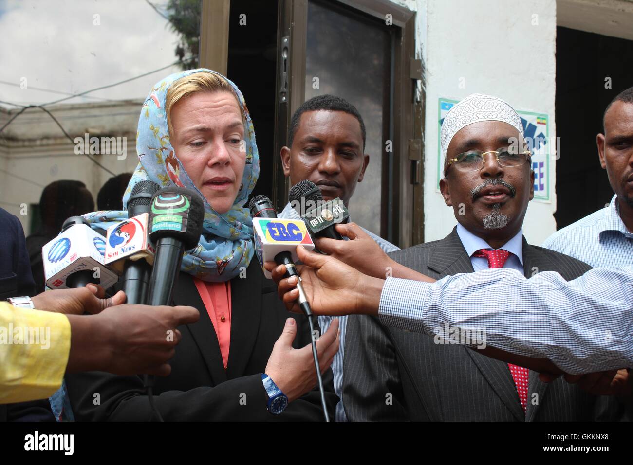 Am 25. Oktober 2015 sprachen die britische Botschafterin in Somalia, Frau Harriet Mathews, und der Präsident der Interim South West Administration (ISWA), Sharif Hassan Sheikh Aden, während eines Arbeitsbesuchs in Baidoa, Somalia. Stockfoto