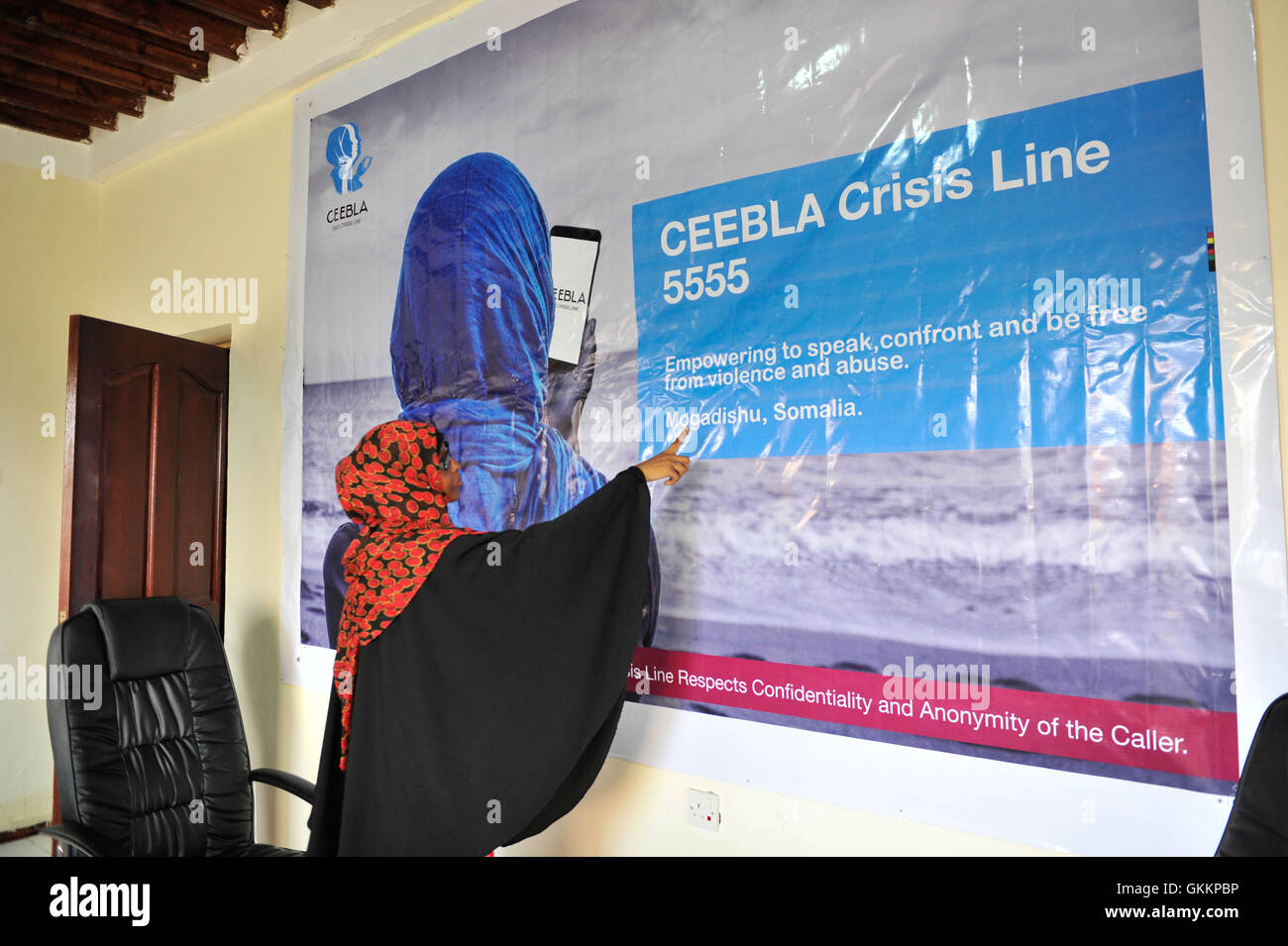 Am 1. Dezember 2015 arbeiteten Mitarbeiter der SWDC am Ceebla Crisis Line 5555 Projekt in Mogadischu, Somalia. Das Projekt zielt darauf ab, eine Hotline für von Gewalt und Krisen betroffene Menschen bereitzustellen, die Unterstützung und Orientierung in Notfällen bietet. Stockfoto