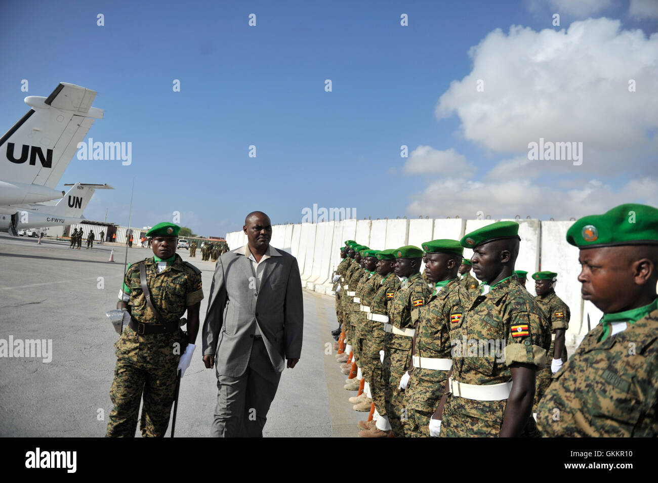 Der Befehlshaber der AMISOM Force, Generalleutnant Jonathan Rono, inspiziert eine Ehrenwache, die von Soldaten der Afrikanischen Union vor seiner Abreise am 15. Dezember 2015 aufgestellt wurde. Die Inspektion erfolgte im Rahmen seiner Aufgaben als Beaufsichtigung der AMISOM-Operationen in Somalia. AMISOM Photo / Ilyas Ahmed. Stockfoto