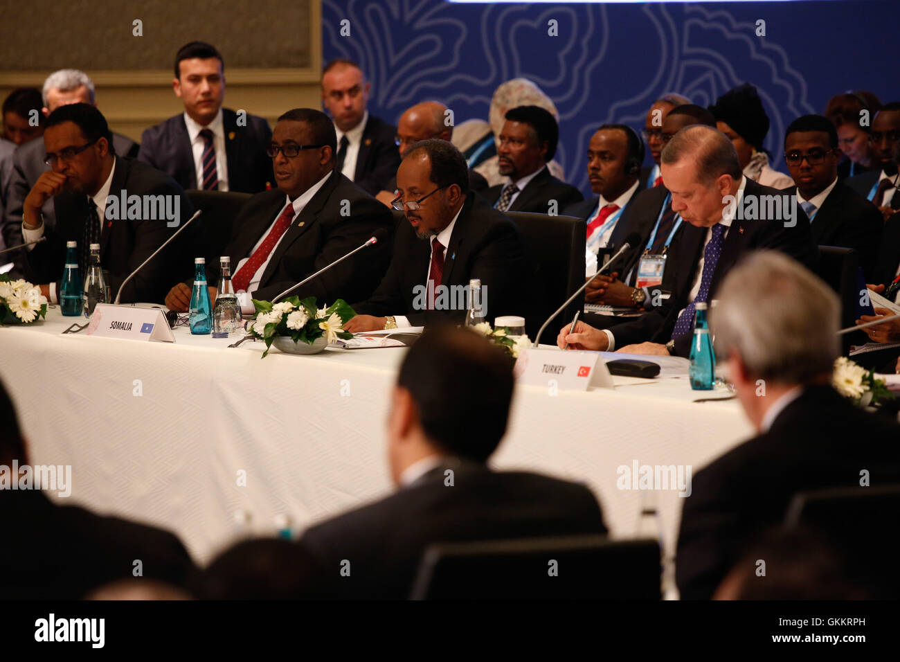 Der somalische Präsident Hassan Scheich Mohamud spricht am 23. Februar 2016 auf der Eröffnungssitzung des Hochrangigen Partnerschaftsforums (HPLF) in Istanbul (Türkei). Das Forum konzentriert sich auf die Überprüfung der Fortschritte im Rahmen des New Deal Compact. / AMISOM-Foto Stockfoto