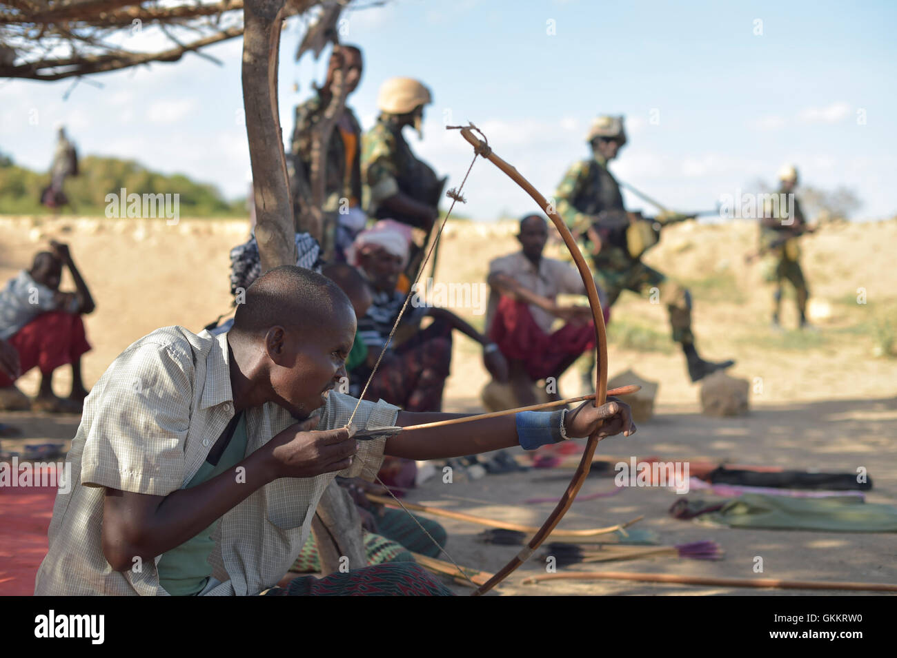 Am 3. März zielt ein Mann mit seinem Bogen während eines traditionellen Bogenschießspiels in Mahaday, Somalia. Die Stadt steht derzeit unter der Kontrolle der burundischen AMISOM-Truppen und der Somalischen Nationalarmee. Foto von Tobin Jones. Stockfoto