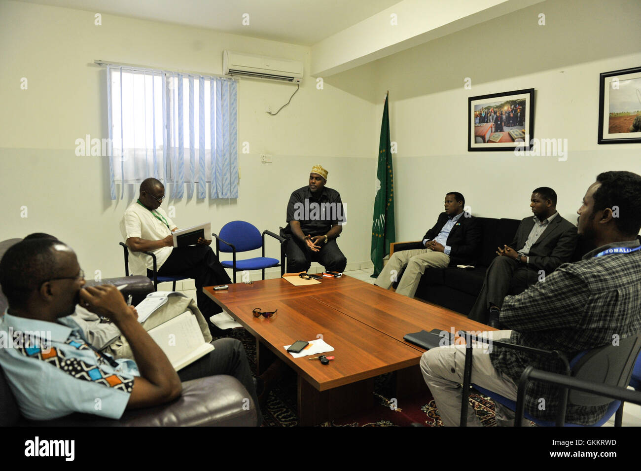 Das politische Büro der AMISOM hält am 1. März 2016 in Mogadischu ein Treffen mit Abdirahman Ibrahim Aden, dem Minister für Inneres und lokale Regierung der ISWA, und dem Gouverneur der Unterschabelle Ibrahim Adan Ali ab, um regionale Governance und Zusammenarbeit zu erörtern. Stockfoto