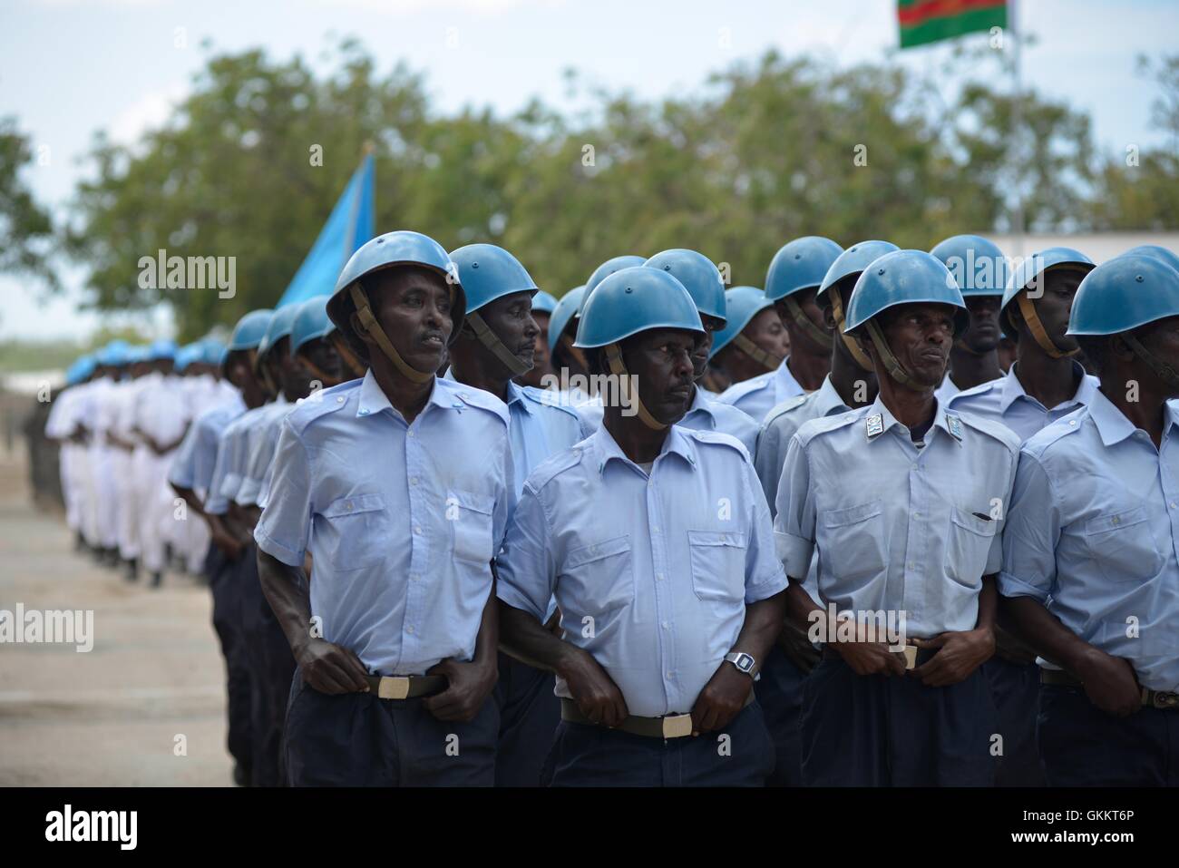 Zugehörigkeit zu der Somali National Army Soldaten marschieren in einer Parade im somalischen Streitkräfte Hauptquartier der Armee 56. in Mogadischu, Somalia, am 12. April Jubiläums. AMISOM Foto / Tobin Jones Stockfoto