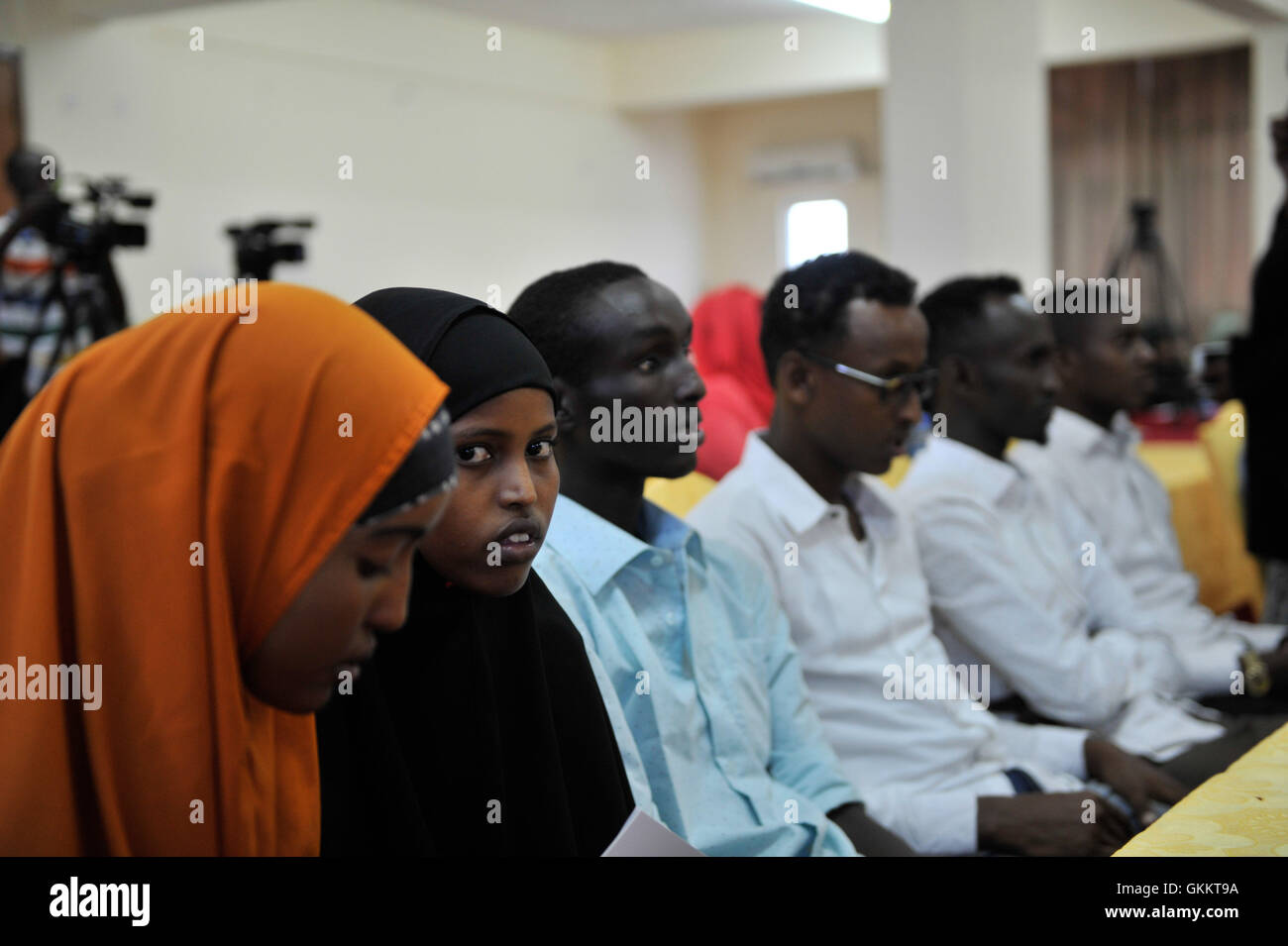 Studenten besuchen ein Round-Table-Gespräch auf Somalische Frauen Führungspositionen in Frieden bauen Initiativen und mentoring auf gleichberechtigte politische Beteiligung. Die Diskussion von der Mission der Afrikanischen Union in Somalia (AMISOM) Gender Büro organisiert fand am 26. März 2016 in Mogadischu. AMISOM Foto / Ilyas Ahmed Stockfoto