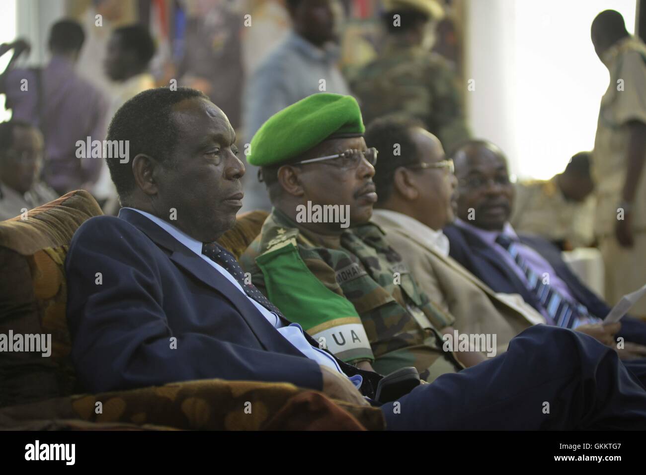 Sonderbeauftragter des Vorsitzenden der Afrikanischen Union Kommission (SRCC) für Somalia, Botschafter Francisco Madeira, sitzt neben AMISOMs Kommandeur, Major General Mohammedesha Zeyinu, während der Feierlichkeiten zum 56. Geburtstag der somalischen Streitkräfte. AMISOM Foto / Tobin Jones Stockfoto