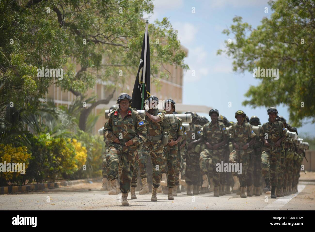 Zugehörigkeit zu der Somali National Army Soldaten marschieren in einer Parade im somalischen Streitkräfte Hauptquartier der Armee 56. in Mogadischu, Somalia, am 12. April Jubiläums. AMISOM Foto / Tobin Jones Stockfoto
