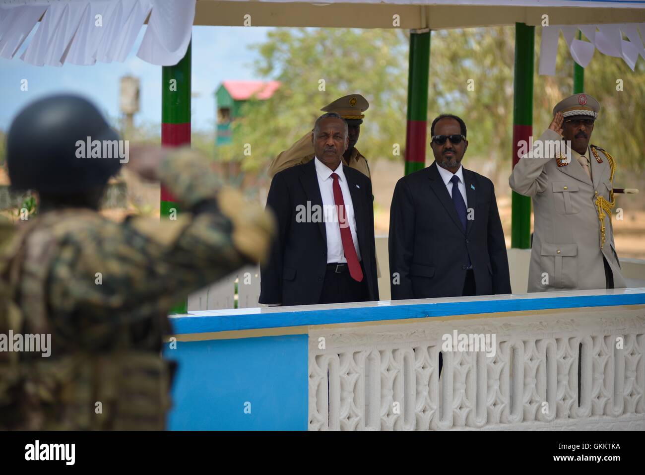 Somalias Präsident Hassan Sheikh Mohamoud, Uhren auf als Soldaten Salut während einer Militärparade im somalischen Streitkräfte Hauptquartier in Mogadischu, Somalia, der Armee 56. Jubiläum am 12. April. AMISOM Foto / Tobin Jones Stockfoto