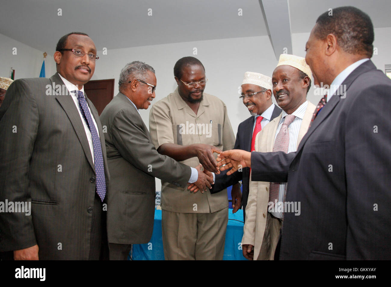 Abdirahman Mohamed Mohamud (Farole), Präsident von Puntland, und die somalischen Führer Dr. Abdiweli Mohamed Ali, Premierminister, und Sharif Hassan Sheikh Aden, Parlamentspräsident, schütteln sich die Hand, nachdem sie auf der UNPOS-Konferenz eine Vereinbarung für Somalias Fahrplan unterzeichnet haben. Stockfoto