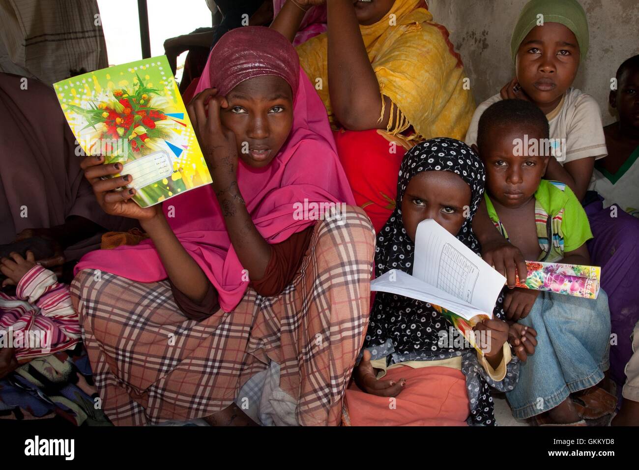 09.10.11, Mogadischu, Somalia - kaum erwarten Kinder, der AMISOM medizinisches Personal in der Out-Patienten-Abteilung in Mogadischu, Somalia. Die Hefte, die sie halten ihre Krankengeschichte enthalten und ermöglichen dem Arzt zur Behandlung von wiederkehrender Patienten schneller. Stockfoto