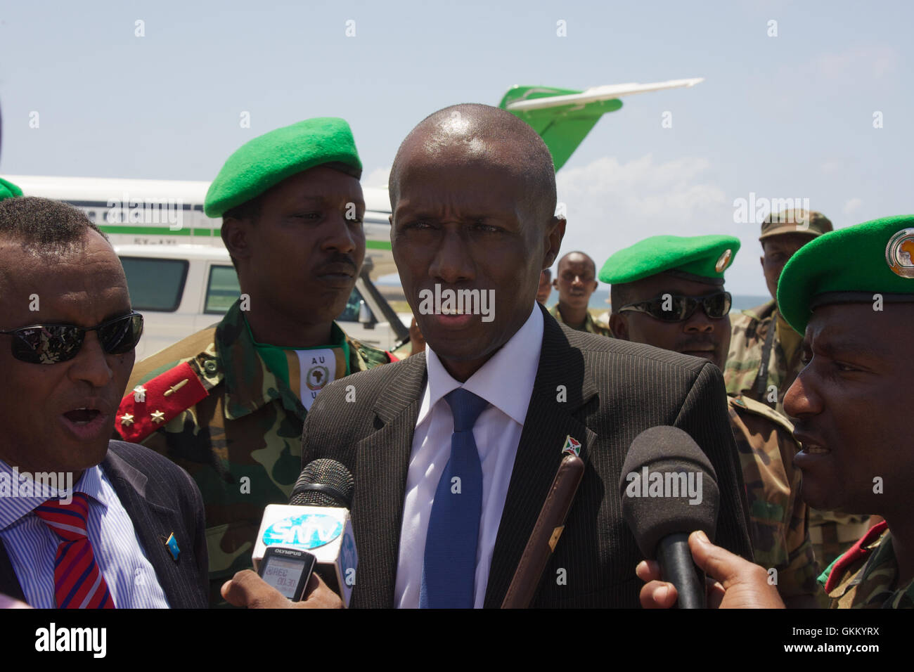 Ankunft des Ministers von Dfence am Flughafen von Mogadischu. Von Somali Minister begrüßt. Stockfoto