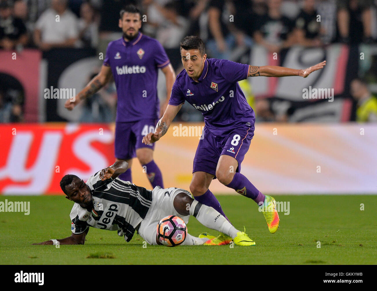 Turin, Italien. 20. August 2016. Kwadwo Asamoah (links) und Matias Vecino kämpfen um den Ball in die Serie A Fußballspiel zwischen Juventus FC und ACF Fiorentina. Juventus FC gewinnt 2: 1 über ACF Fiorentina. © Nicolò Campo/Pacific Press/Alamy Live-Nachrichten Stockfoto