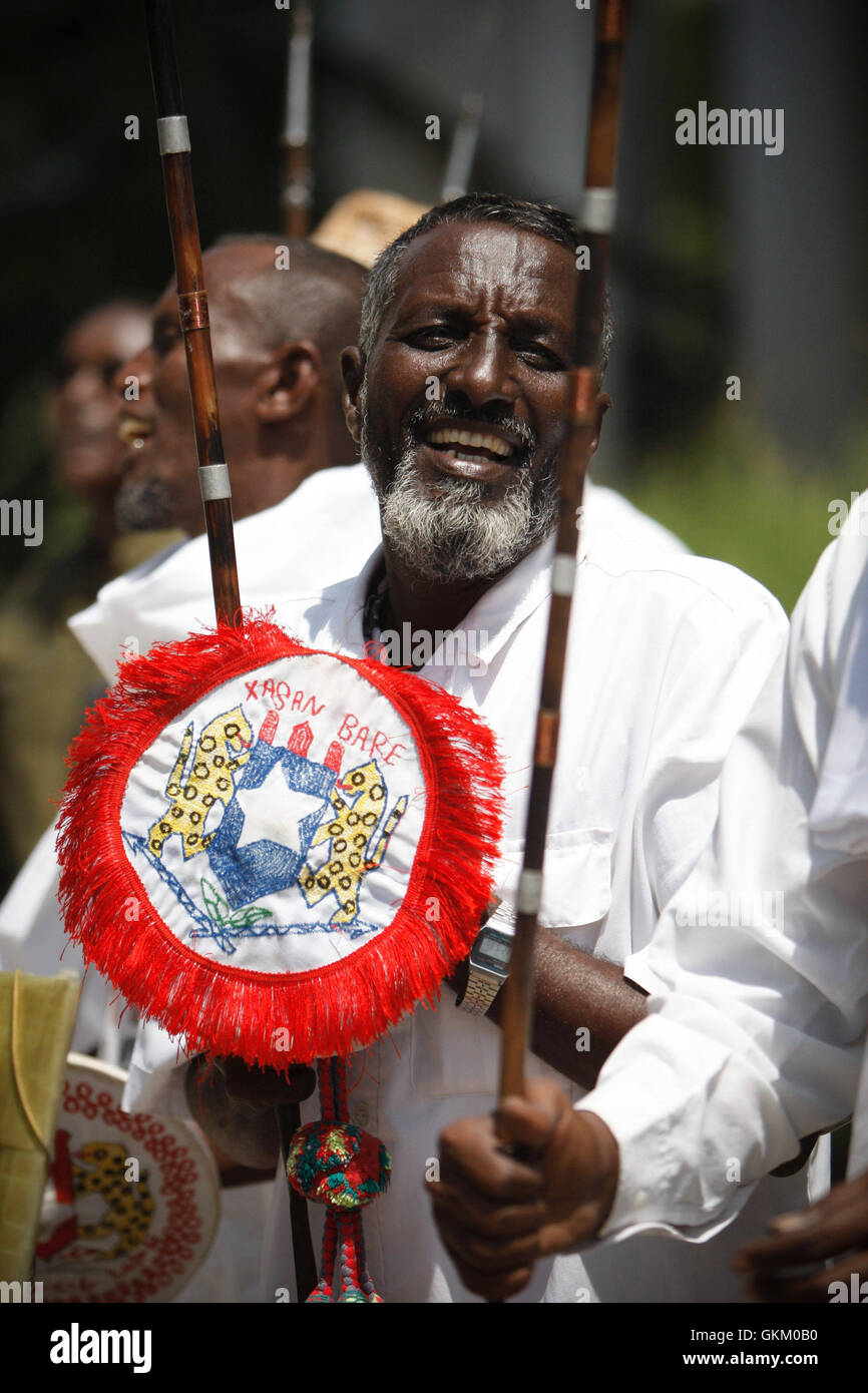 Ein somalischer Mann singt und tanzt anlässlich der Ankunft von Augustine Mahiga, Sonderbeauftragter des UN-Generalsekretärs für das politische Büro in Somalia (UNPOS), am 24. Januar in der Villa Somalia in Mogadischu. Dies war die erste ständige Präsenz der Vereinten Nationen in Somalia seit 17 Jahren nach Verbesserungen der Sicherheit. Foto: UN-AU ist. Stockfoto