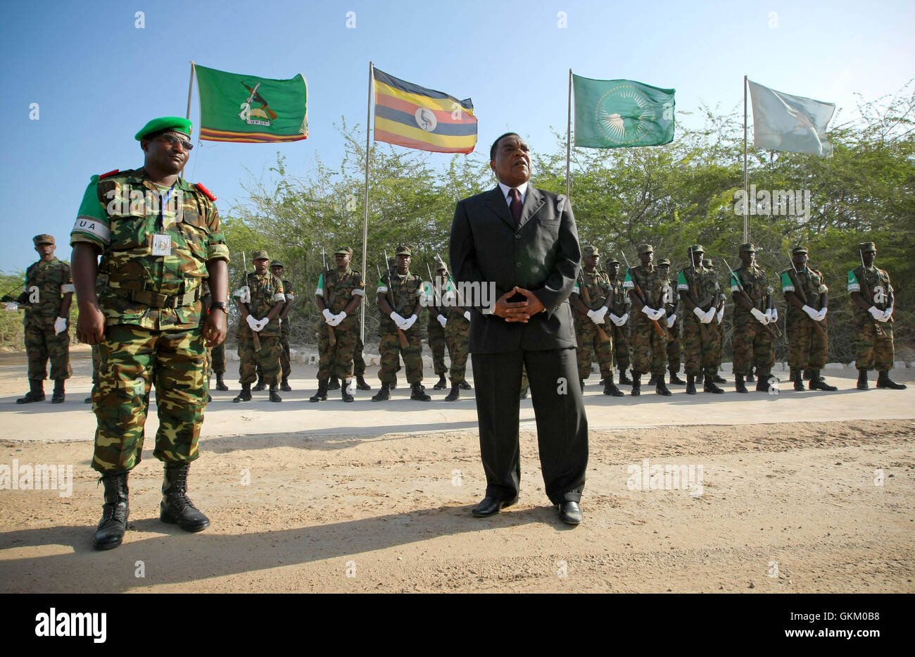 SOMALIA, Mogadischu: Auf einem Handout Foto veröffentlicht durch die Vereinten Nationen und der Afrikanischen Union-Informationen-Support-Team, steht Augustine Mahiga (rechts) Sonderbeauftragten des Generalsekretärs für politische Büro der Vereinten Nationen in Somalia (UNPOS) mit den stellvertretenden Kommandeur der Mission der Afrikanischen Union in Somalia (AMISOM), Brigadegeneral Audace Nduwumunsi, während Soldaten und Offiziere in deren Hauptquartier 24 Januar nach seiner Ankunft in der somalischen Hauptstadt. Mahiga und UNPOS wurden dauerhaft in der somalischen Hauptstadt zum ersten Mal verschoben, das die UNO eine Vollzeit im Land p hat Stockfoto