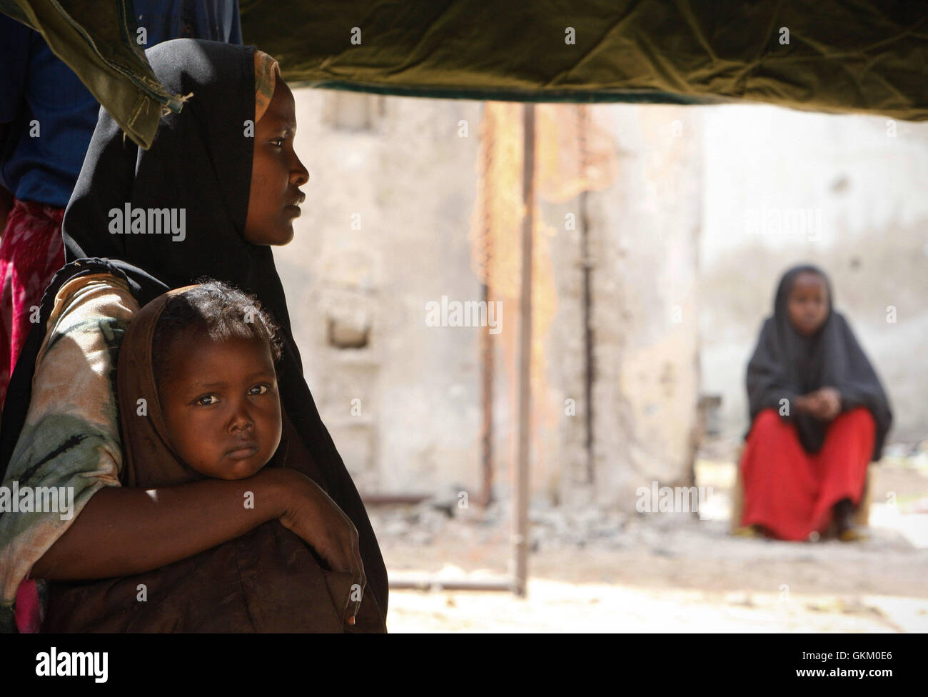 SOMALIA, Mogadischu: Ein Foto vom 5. Februar und vom leiteten Nationen Informationen Support-Team 6 Februar veröffentlicht, einer somalischen Frauen und ihr Kind warten in einem Zelt für einen medizinischen Check-up und Behandlung in Katar intern Lager In vertriebener Menschen (IDP) im Stadtteil Wardhigley von der somalischen Hauptstadt Mogadischu, wo die Mission der Afrikanischen Union in Somalia (AMISOM) Ärzte wurden die medizinischen Dienstleistungen für vertriebene Zivilisten. Die kostenlose medizinische Versorgung und Verteilung von Moskitonetzen gehörten zu einem einwöchigen Programm namens Tarehe Sita - Kiswahili für 6 Februar - das ist Stockfoto