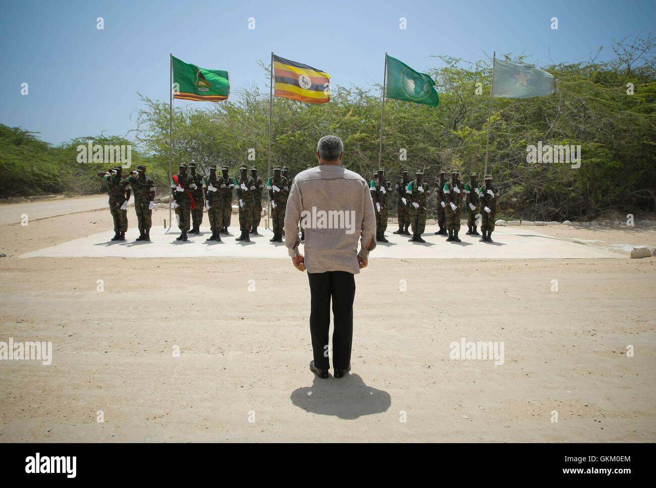 SOMALIA, Mogadischu: Auf einem Handout Foto von der hybride Nationen Informationen Support-Team zur Verfügung gestellt, zentrale AU Sonderbeauftragten für Somalia Jerry Rawlings steht vor einer Wache Ehrengast bei der Mission der Afrikanischen Union in Somalia (AMISOM) folgenden seine Ankunft in der somalischen Hauptstadt 7. Februar für einen zweitägigen Besuch. Rawlings flog in Mogadischu in Gesprächen mit politischen Gruppierungen innerhalb der Regierung (Übergangs) beschleunigte die international anerkannten Roadmap-Prozess und finden einen Ausweg aus der derzeit festgefahrenen politischen Situation engagieren Stockfoto