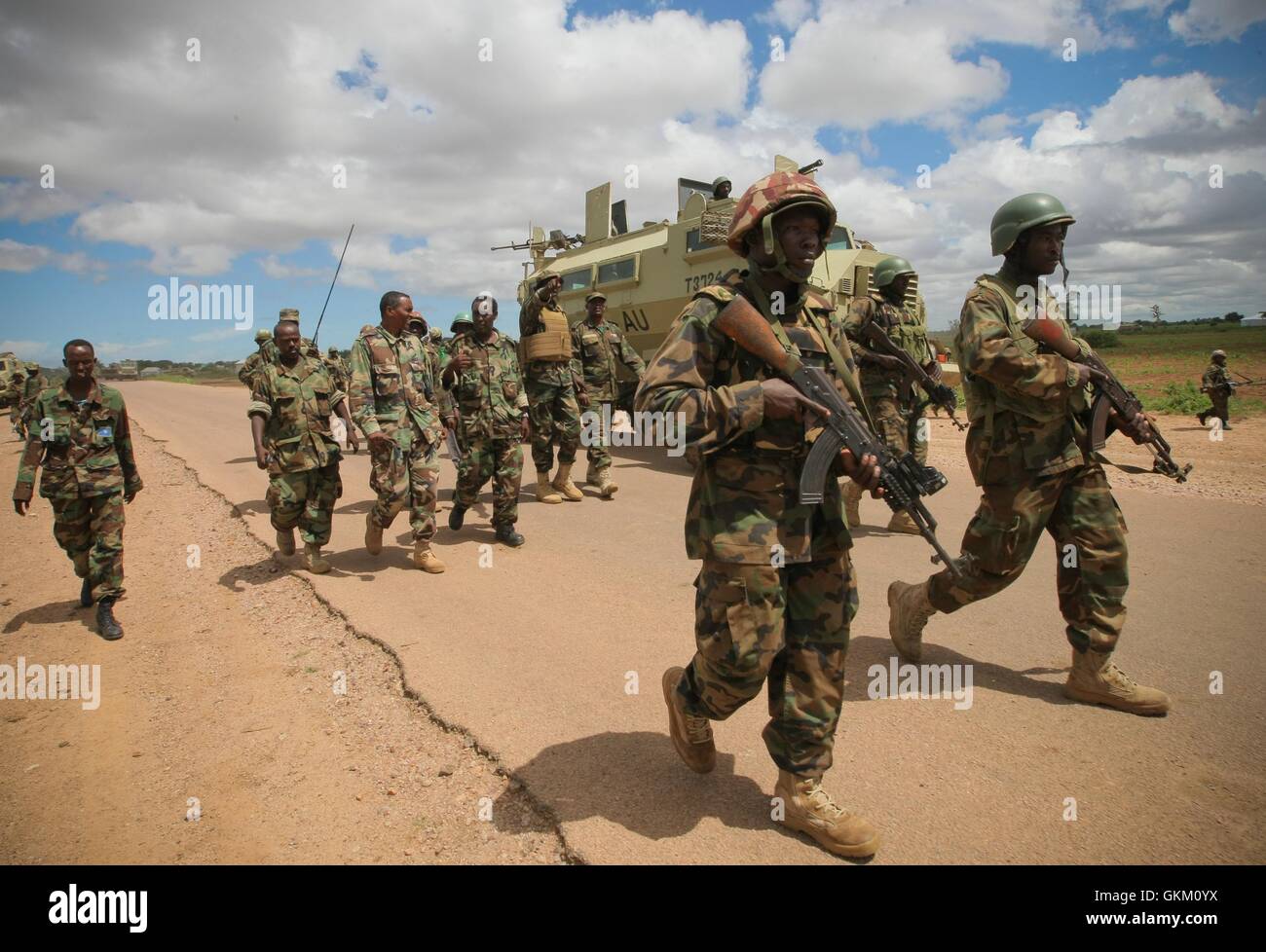 SOMALIA, Afgoye: Auf einem Foto von der hybride Nationen Informationen Support Team 25 Mai veröffentlicht, die Mission der Afrikanischen Union in Somalia (AMISOM) Soldaten und Kommandeure Fuß auf der Straße zwischen Afrgoye und Baidoa nach der Ankunft in der Stadt von Afgoye Stadt im Westen von der somalischen Hauptstadt Mogadischu. AMISOM und Somali National Army (SNA) Truppen fegte durch Afgoye ohne einen Schuss heute, Befreiung von der Gegend und seiner Bevölkerung - darunter 400.000 intern Vertriebene - von der Kontrolle von der Al-Qaeda angeschlossene Extremistengruppe Al Shabaab. AU-UN IST FOTO STUART / D Stockfoto