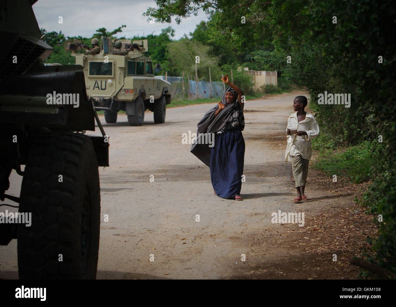 SOMALIA, Afgoye: Auf einem Foto von der hybride Nationen Informationen Support Team 25 Mai veröffentlicht, eine somalische Frau "Wellenlinien" gegen einen Konvoi mit ugandischen Soldaten mit der Mission der Afrikanischen Union in Somalia (AMISOM), wie es in der Mitte des Afgoye kommt Stadt im Westen von der somalischen Hauptstadt Mogadischu. AMISOM und Somali National Army (SNA) Truppen fegte durch Afgoye ohne einen Schuss heute, Befreiung von der Gegend und seiner Bevölkerung - darunter 400.000 intern Vertriebene - von der Kontrolle von der Al-Qaeda angeschlossene Extremistengruppe Al Shabaab. AU-UN IST FOTO S Stockfoto