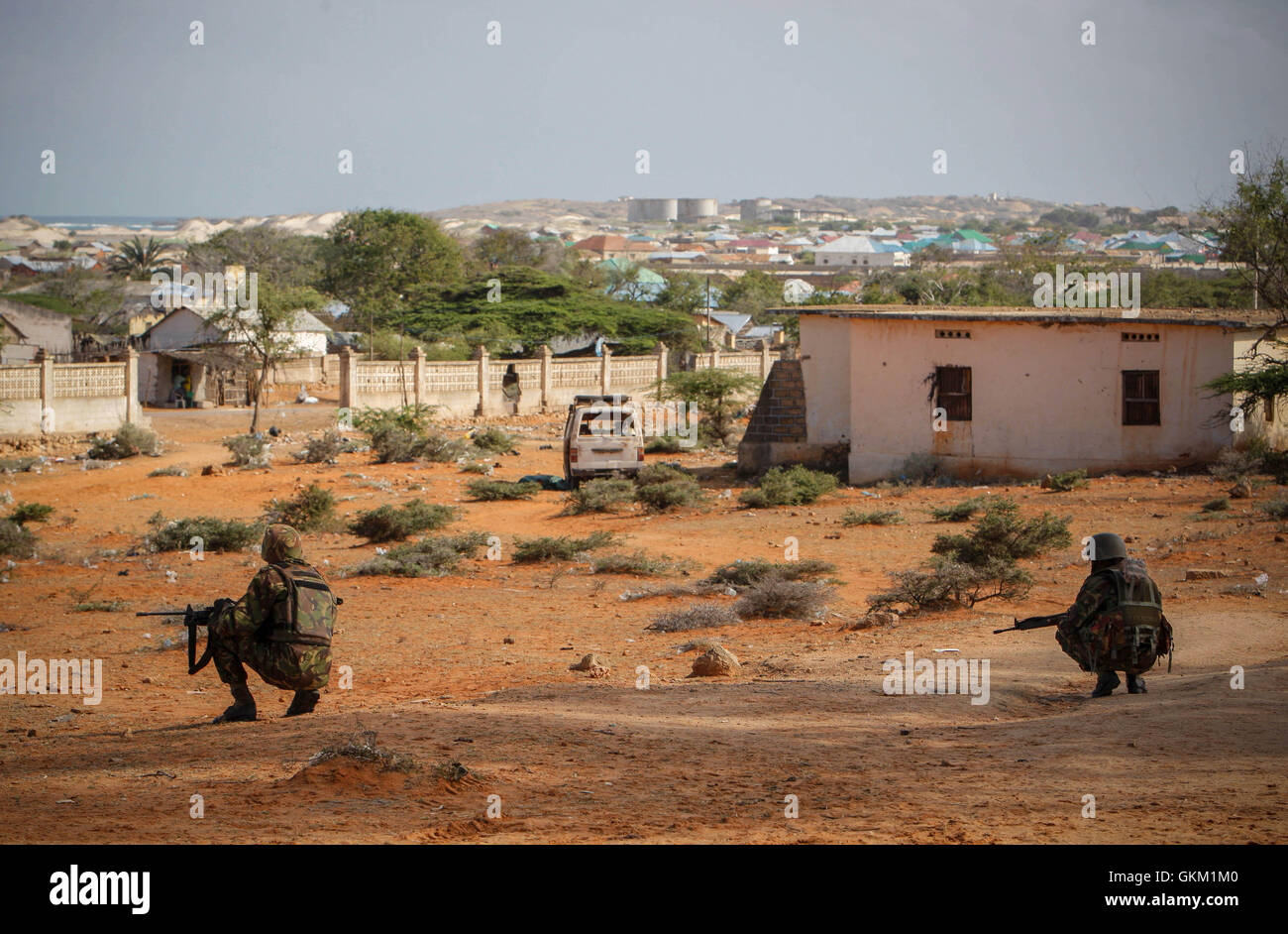 SOMALIA, Kismayo: Auf einem Handout Foto von der hybride Nationen Informationen Support Team 03 Oktober veröffentlicht, schauen Soldaten, die mit dem kenianischen Kontingent der Mission der Afrikanischen Union in Somalia (AMISOM) aus der südlichen somalischen Hafen Stadt von Kismayo, während eine Sicherheit Sweep von einer ehemaligen Polizeiwache von einem Team von AMISOM Ingenieure für improvisierte explosive Devices (IED). Der Al-Qaeda angeschlossene Extremistengruppe zog sich Al Shabaab aus der Stadt am 02 Oktober nach AMISOM Truppen, somalische nationale Armee (SNA) Kräfte und die regierungsnahe Ras Kimboni Brigade Miliz eingegeben und Mütze Stockfoto