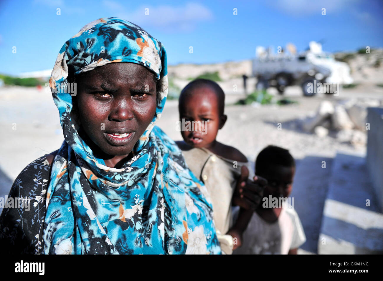 Anwohner versammeln sich um einen alten Brunnen in Hamar Jabjah Bezirk, der AMISOM helfen wird, als Teil seiner humanitären Mission in Somalia zu rehabilitieren. Das neue gut hilft, um Wasser sowohl leichter zu machen zugänglich für die Bezirkseinwohner und sicherer. AU-UN IST FOTO / TOBIN JONES. Stockfoto