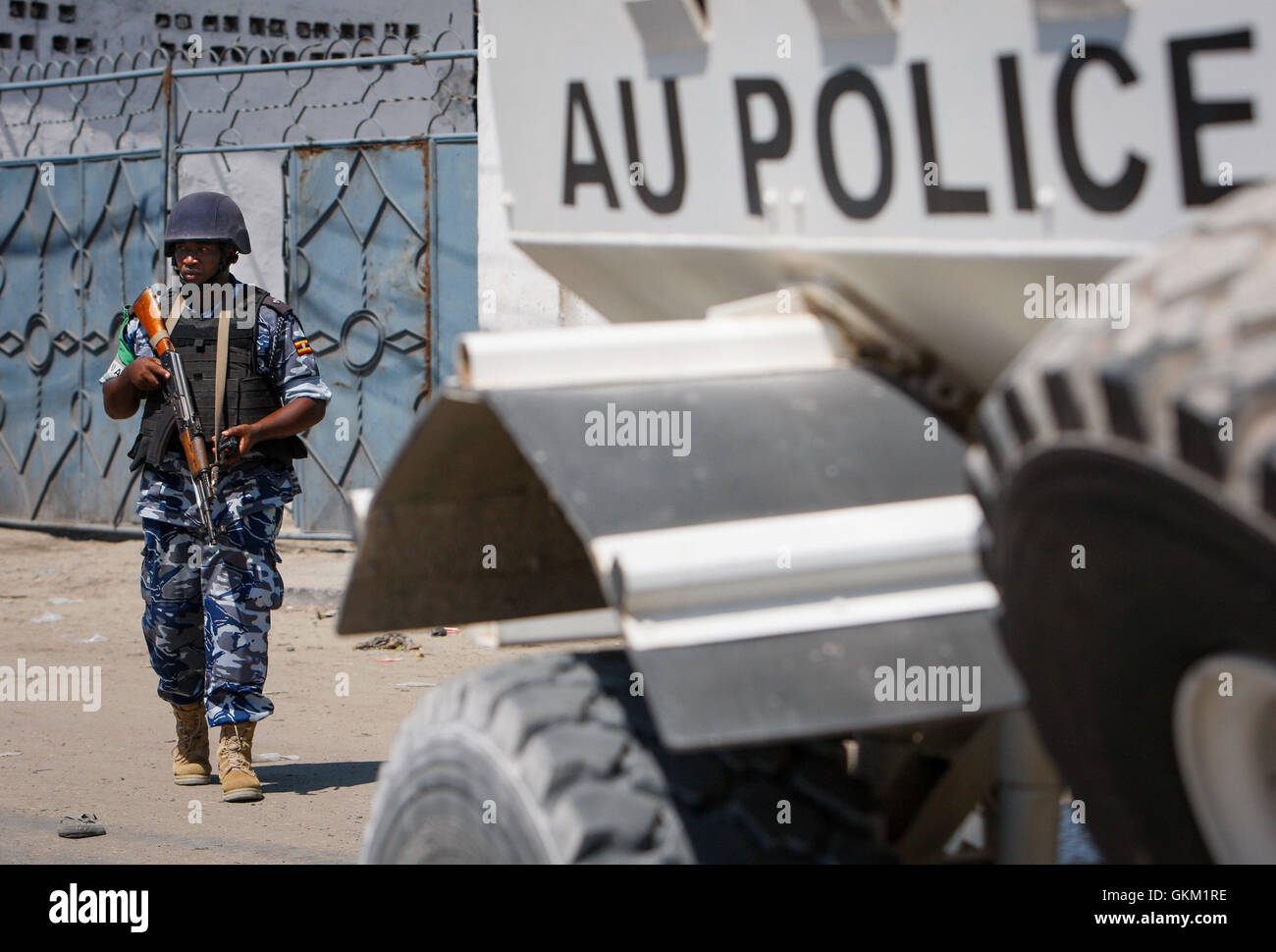 SOMALIA, Mogadischu: In einem Handout Foto genommen und von der hybride Nationen Informationen Support Team 09 November veröffentlicht, ist ein ugandischer Polizist als Teil von einem gebildet Polizei Einheit (FPU) mit der Mission der Afrikanischen Union Union in Somalia (AMISOM) während einer Fuß-Patrouille in der Nähe der Hafenstadt in der somalischen Hauptstadt Mogadischu gesehen. Die AMISOM FPUs arbeiten mit ihren Gegenstücken in der somalischen Polizei (SPF) in Beitrag zur Sicherheit in Mogadischu neben der Ausbildung und Betreuung der SPF auf der Polizeiarbeit Techniken und Praktiken. AU-UN IST FOTO / STUART PRICE. Stockfoto