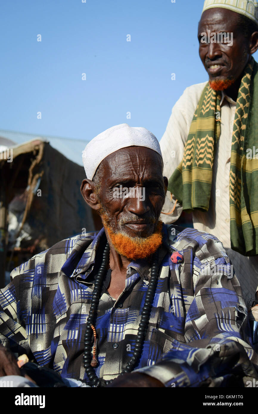 Am 18. November kaufen Bewohner von Mogadischu, Somalia, auf dem Hamar-Weyne Market ein, ein Zeichen für die Erholung der Stadt nach zwei Jahrzehnten Bürgerkrieg. Da der Frieden stetig zurückkehrt, blühen Unternehmen und das tägliche Leben für viele verbessert sich. Das Wiederaufleben des Marktes unterstreicht die positiven Auswirkungen der anhaltenden Erholung Somalias. Au-UN ist Foto von Tobin Jones. Stockfoto