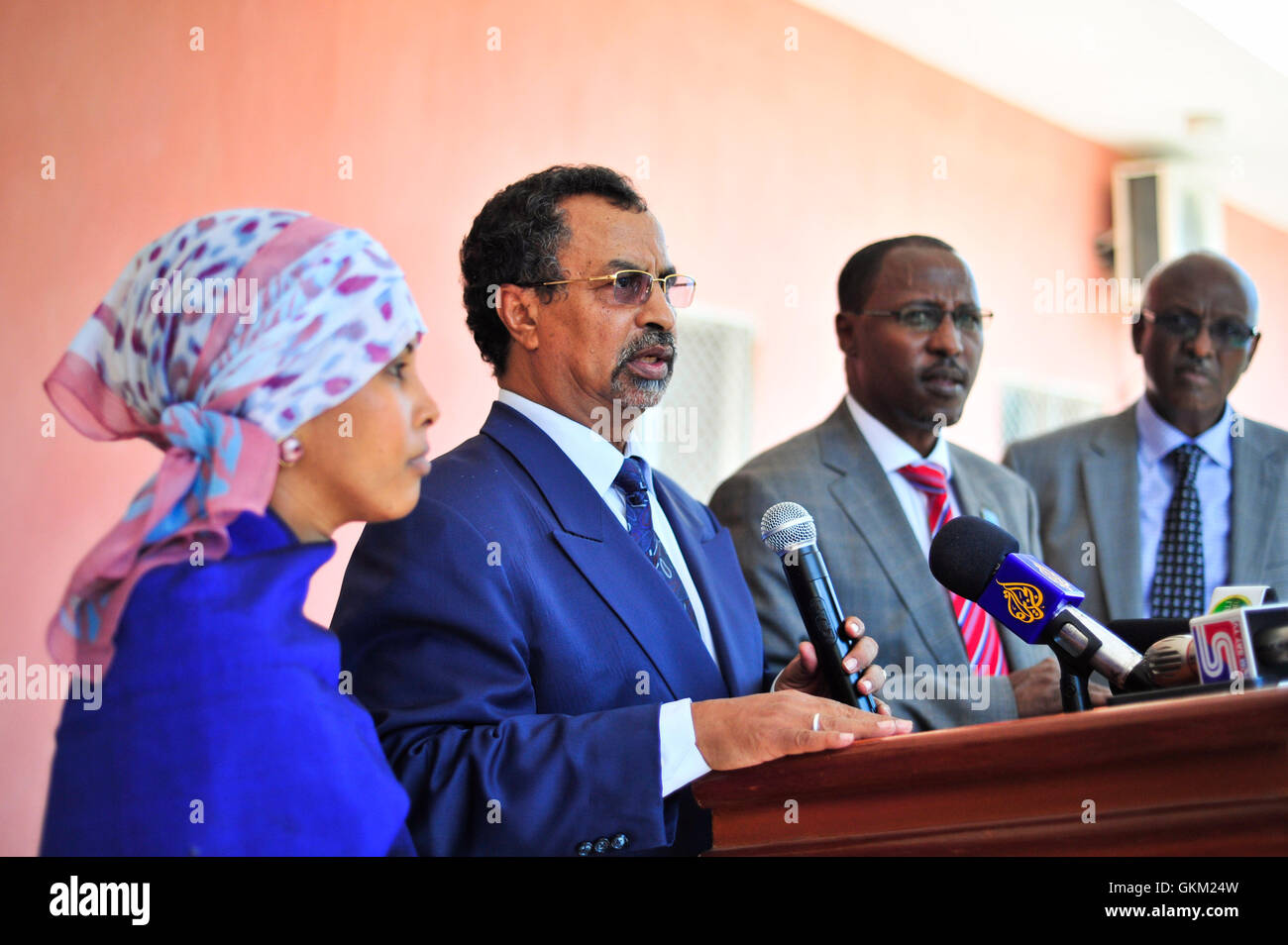 SRCC Mahamet Annadiff Saleh spricht am 8. Januar 2013 vor der Villa Somalia vor der Presse, nachdem er Präsident Hassan Scheich Mohamud getroffen hatte, um die künftige Zusammenarbeit zwischen AMISOM und der somalischen Regierung zu erörtern. AMISOM-Foto. Stockfoto
