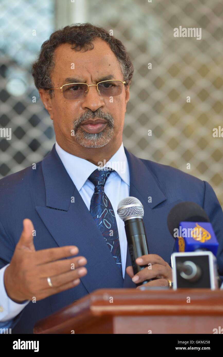 Der Sonderbeauftragte des Vorsitzenden der Kommission der Afrikanischen Union für Somalia (SRCC), Mahamet Annadiff Saleh, spricht am 8. Januar 2013 außerhalb der Villa Somalia vor der Presse nach Gesprächen mit Präsident Hassan Scheich Mohamud über die Zukunft der Beziehungen der AMISOM zur somalischen Regierung. Stockfoto