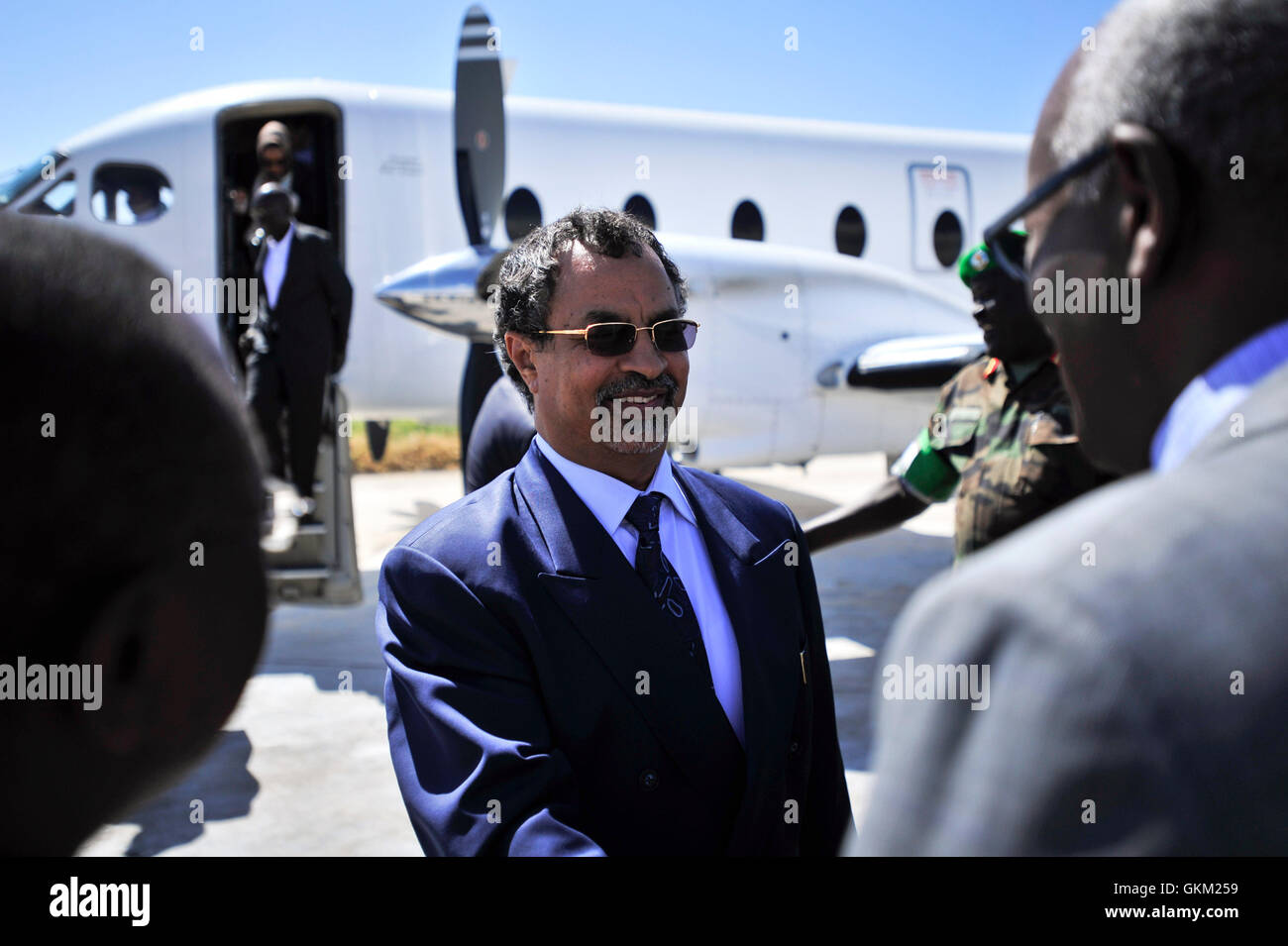 Am 8. Januar 2013 landete der Sonderbeauftragte des Vorsitzenden der Kommission der Afrikanischen Union für Somalia (SRCC), Mahamet Annadiff Saleh, auf dem internationalen Flughafen Mogadischu. Ziel des Besuchs war es, die Zukunft der Mission der Afrikanischen Union in Somalia (AMISOM) und ihre Beziehungen zur Regierung von Präsident Hassan Scheich Mohamud zu erörtern. Stockfoto