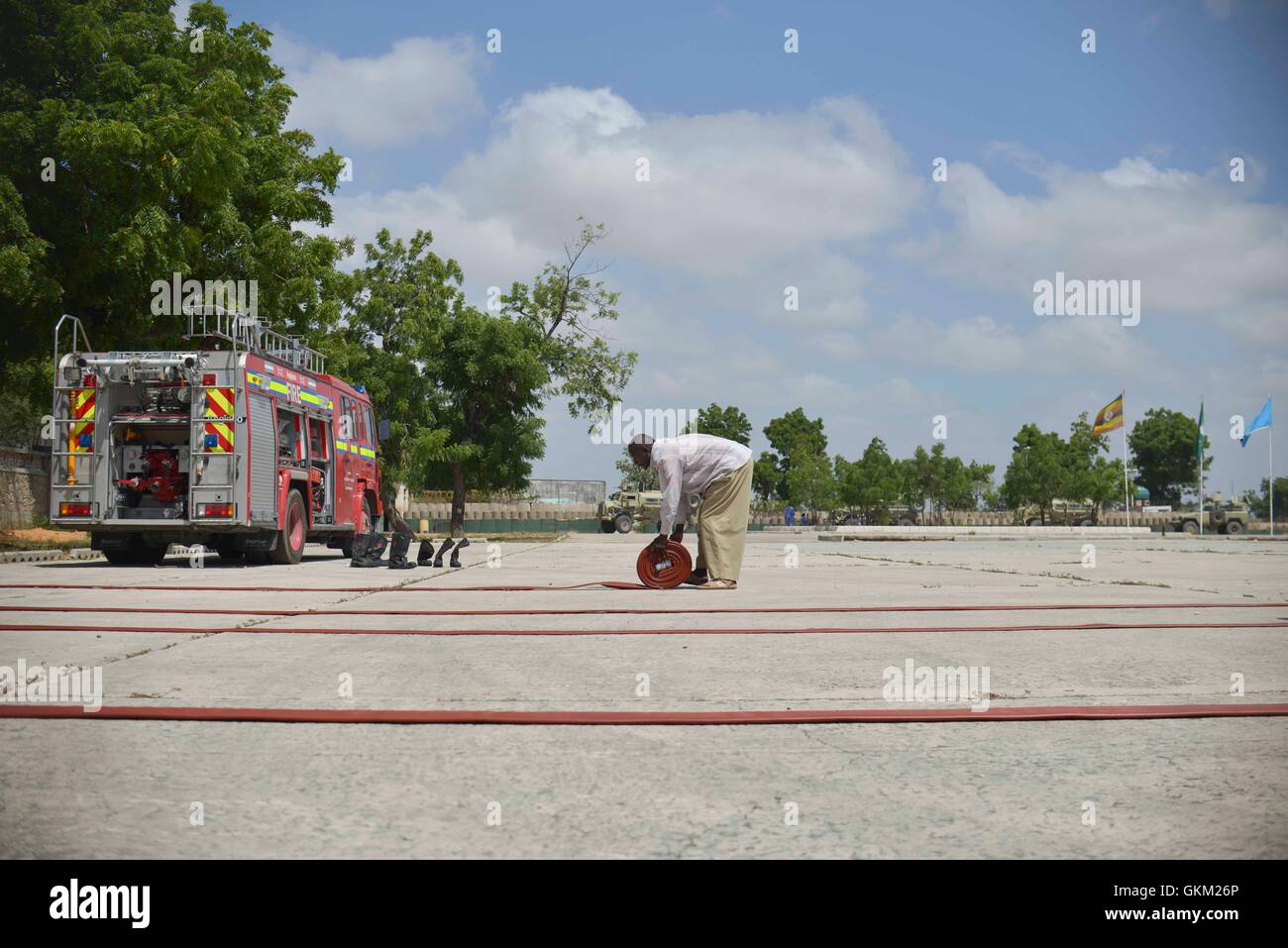 Am 15. Januar 2013 werden Rekruten in Mogadischus neuer Feuerwehr von AMISOM-Truppen trainiert. Nach mehr als 20 Jahren Inaktivität aufgrund des Bürgerkriegs plant das Ministerium, den Betrieb mit drei Feuerwehrfahrzeugen wieder aufzunehmen, die von Alqra Aid und Angloco Limited aus Großbritannien gespendet wurden. Au-UN ist Foto von Tobin Jones. Stockfoto
