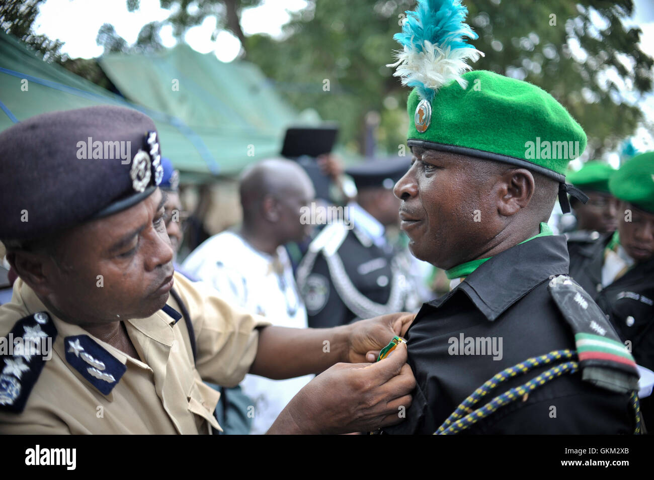 Ein nigerianischer Polizist wird eine Medaille für seine Verdienste AMISOM am 9. April in Mogadischu, Somalia verliehen. Das nigerianische Kontingent der Mission der Afrikanischen Union in Somalia (AMISOM), die für die Mission liefern Polizeiarbeit, versammelten sich heute in Mogadischu Stadion wo Medaillen Polizei für ihren Dienst in dem Land übergeben wurden. AU-UN IST / TOBIN JONES. Stockfoto