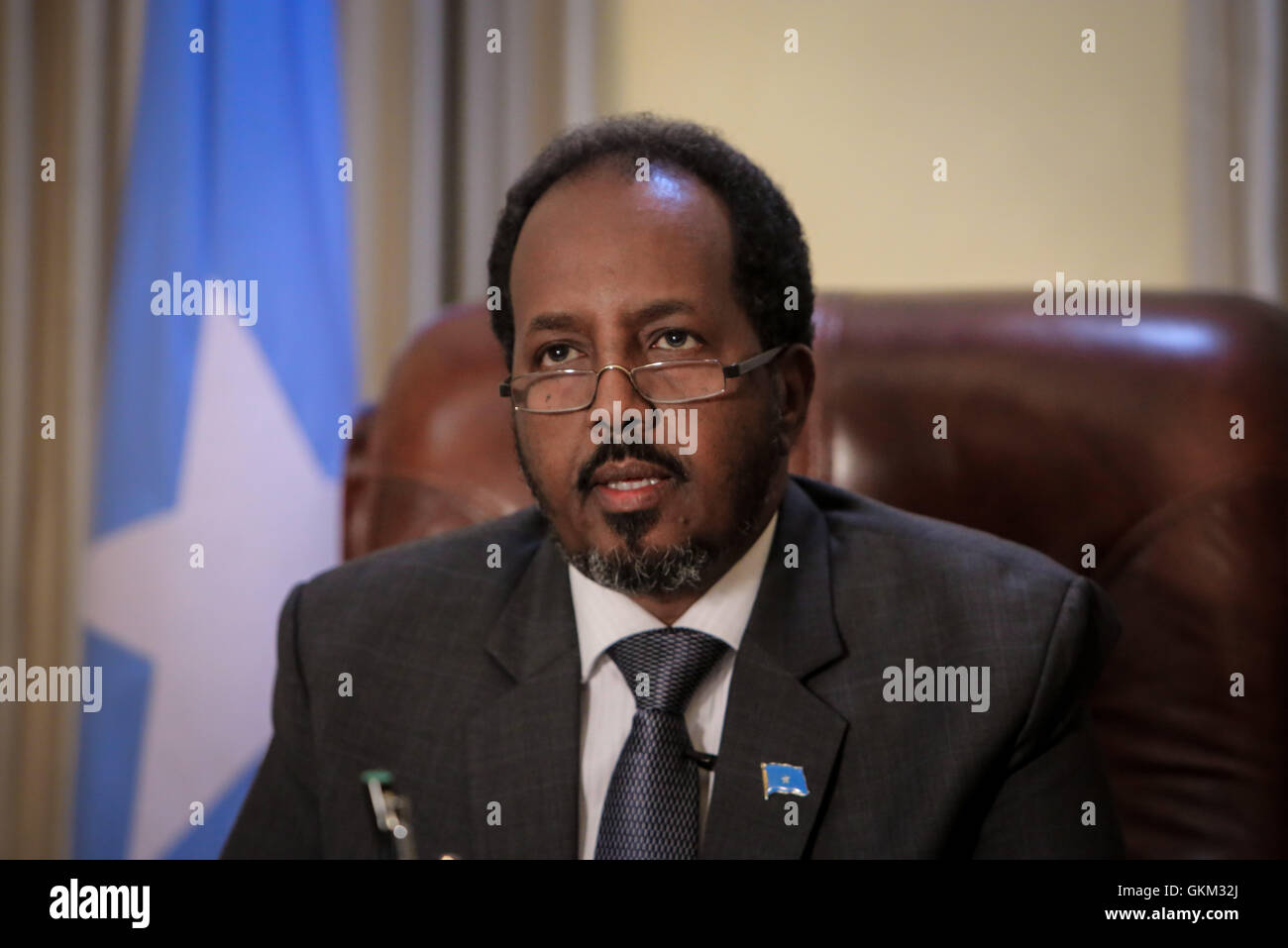 SOMALIA, Mogadischu: im Foto aufgenommen und veröffentlicht von der hybride Nationen Informationen Support Team 19 April 2013, somalische Präsident Hassan Sheikh Mohamud ist in seinem Präsidentenamt in Villa Somalia, der Komplex beherbergt die somalische Regierung in der Hauptstadt Mogadischu zu sehen. In diesem Jahr Time Magazine Liste der 100 einflussreichsten Personen aufgeführt, ist Mohamud Präsident der erste demokratisch gewählte Regierung Somalias nach zwei Jahrzehnten des Bürgerkriegs Unruhen und Konflikte im Horn von Afrika Nation. AU-UN IST FOTO / STUART PRICE. Stockfoto