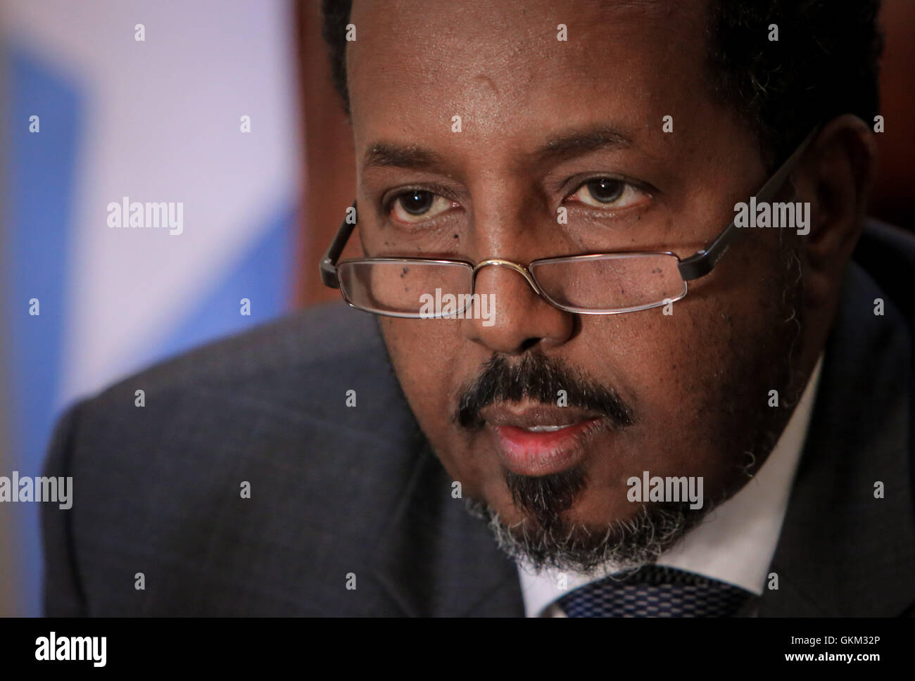 Am 19. April 2013 wird der somalische Präsident Hassan Scheich Mohamud in seinem Büro in der Villa Somalia, Mogadischu, abgebildet. Mohamud leitete Somalias erste demokratisch gewählte Regierung nach zwei Jahrzehnten Bürgerkrieg und Unruhen, was einen bedeutenden politischen Wandel für die Nation bedeutete. Stockfoto