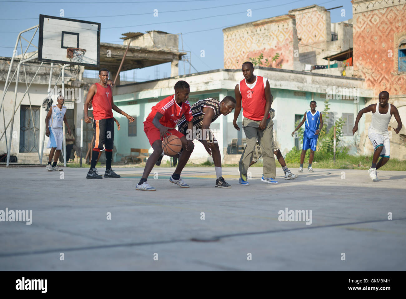 Am 6. Juni findet in Mogadischu, Somalia, wieder Basketball statt. Unter der Herrschaft von Al Shabaab verboten, wird der Sport nun wieder von Männern und Frauen gespielt, wobei mehr als ein Dutzend Mannschaften in der Stadt antreten. Stockfoto