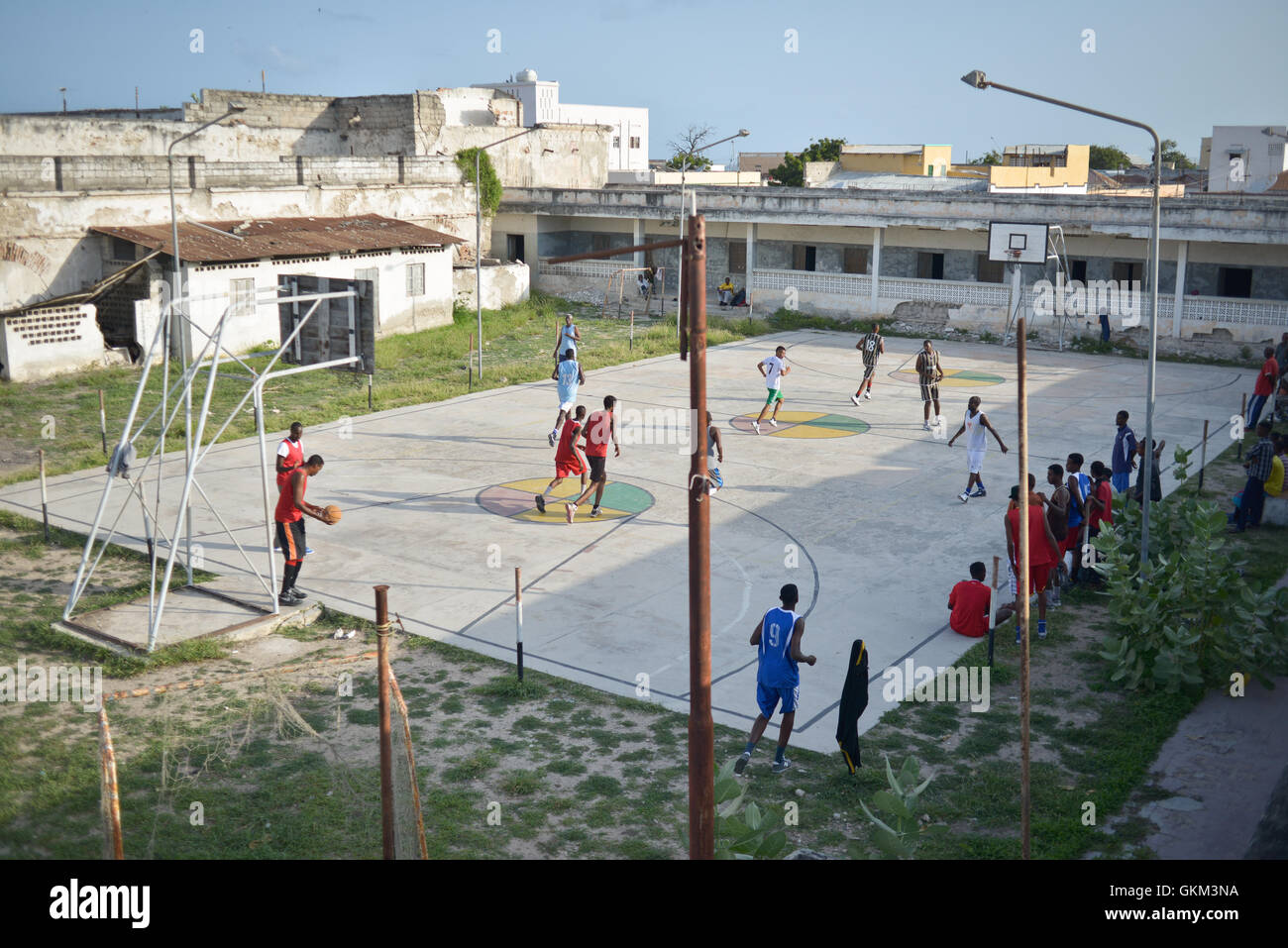 Basketballspieler in Mogadischu, Somalia, nehmen am 6. Juni 2015 an einem Spiel Teil. Der Sport, der einst von Al-Shabaab verboten wurde, erlebt jetzt ein Wiederaufleben: Männer und Frauen nehmen an Ligaspielen Teil. Stockfoto