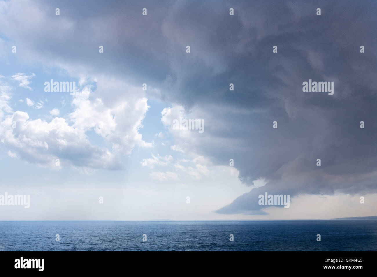 Eine Gewitter entwickelt über dem Meer in der Nähe von Acadia Nationalpark in Maine, USA. Das Foto wurde am Thunder Hole, eine Main aufgenommen. Stockfoto