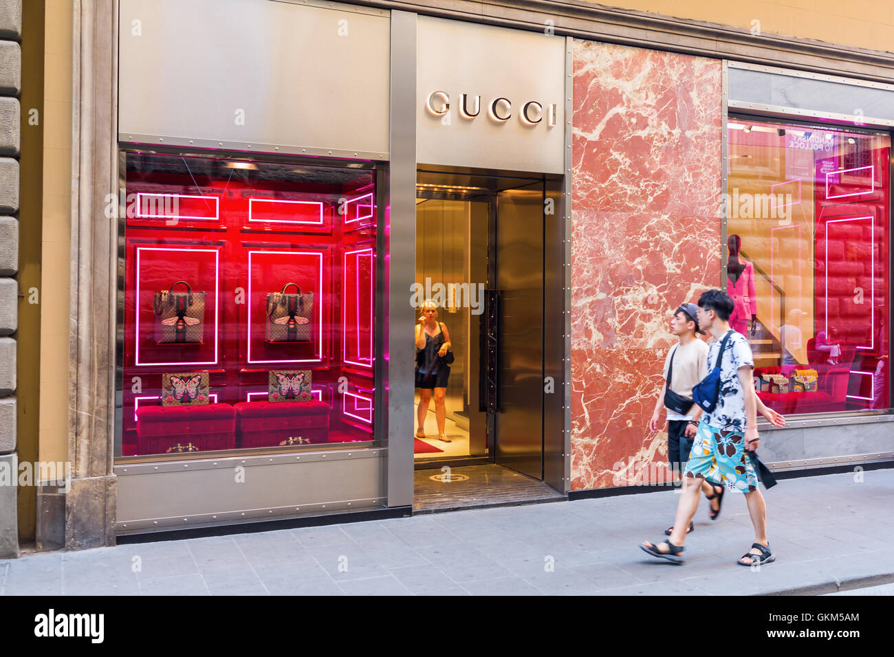Florenz, Italien - 5. Juli 2016: Gucci-Shop in der Innenstadt von Florenz.  Florenz ist eine bekannte shopping-Standort mit einem Hallo Stockfotografie  - Alamy