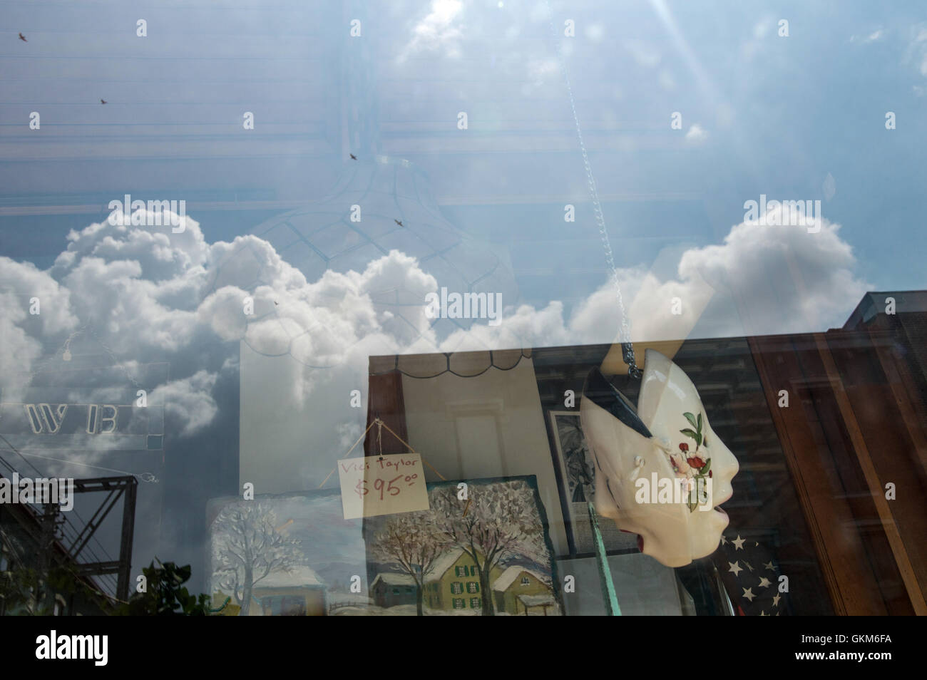 Im Fenster reflektiert Hitze Sommerwolken Maske Stockfoto