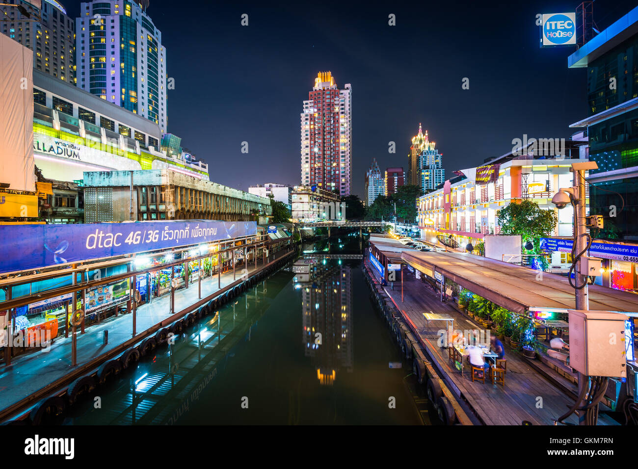 Ein Kanal in der Nacht in Bangkok, Thailand. Stockfoto