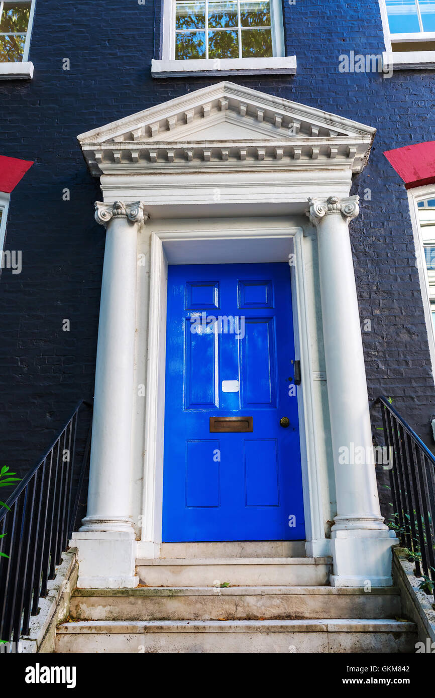 blaue Tür in einem herrschaftlichen alten Haus in London, Großbritannien Stockfoto