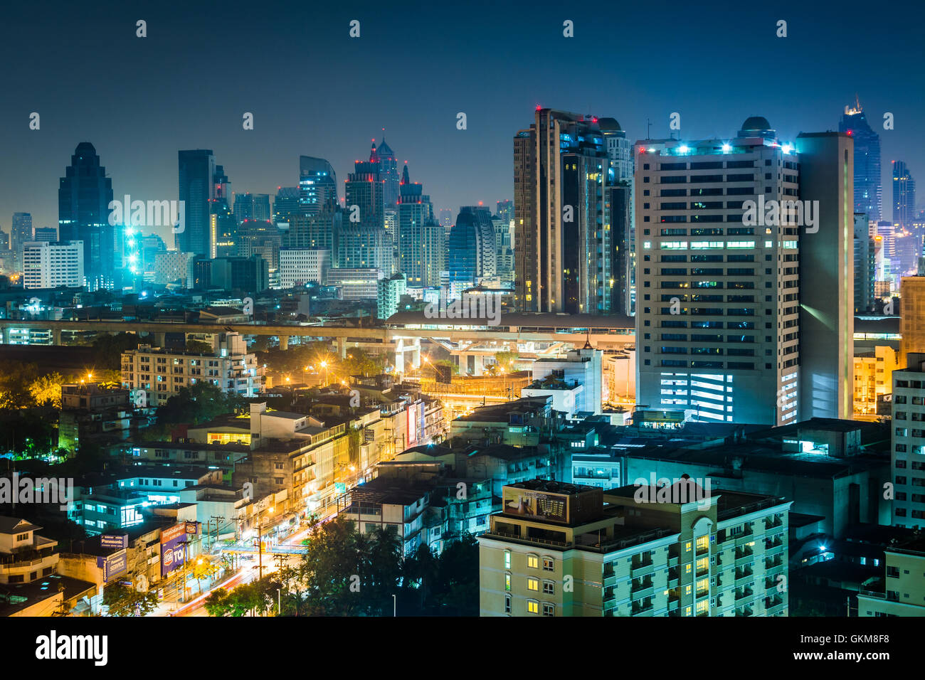 Blick auf die Wolkenkratzer in der Nacht in Bangkok, Thailand. Stockfoto