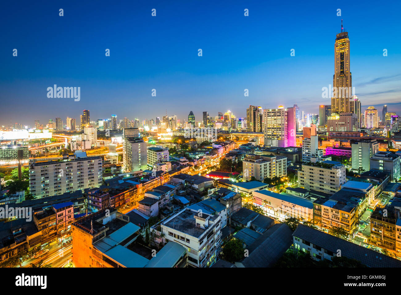 Blick auf Bezirk Ratchathewi in der Dämmerung, in Bangkok, Thailand. Stockfoto