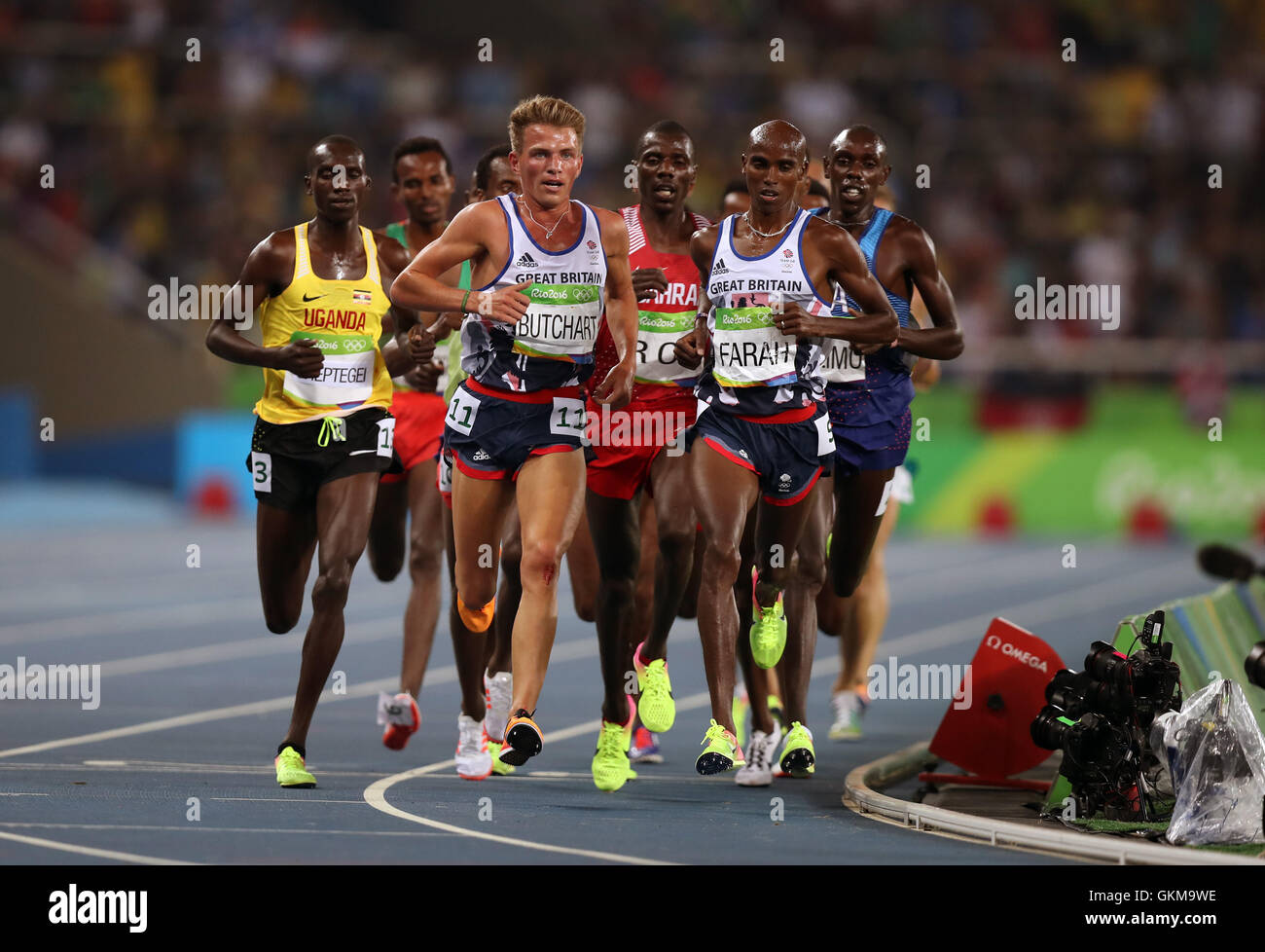 Der Brite Andrew Butchart und Mo Farah, während die Männer 5000m-Finale im Olympiastadion am fünfzehnten Tag der Olympischen Spiele in Rio, Brasilien. Stockfoto