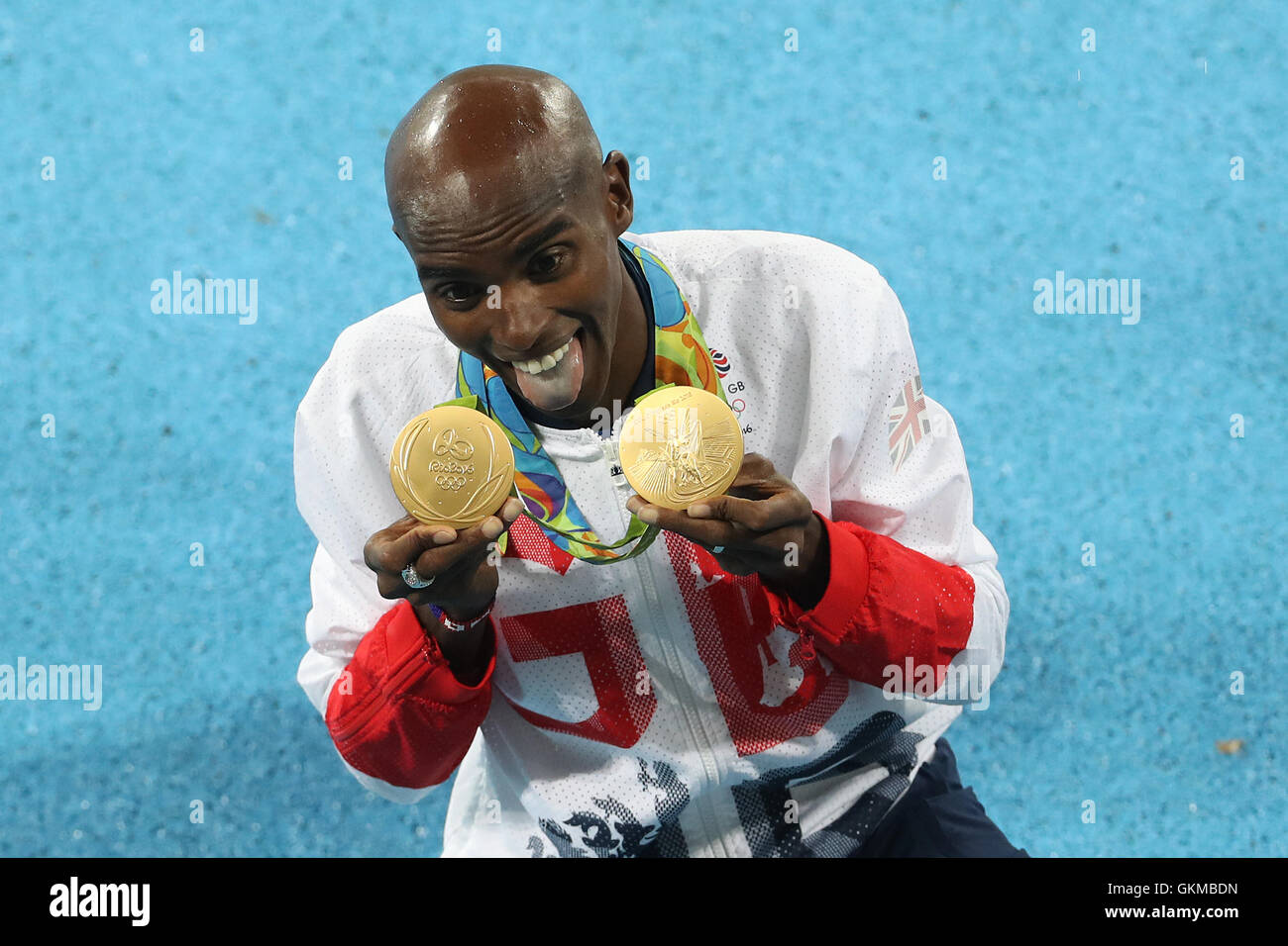 Der Brite Mo Farah mit seinem Gold Medaillen für den Sieg in der Männer 5000m und 10000m am fünfzehnten Tag der Olympischen Spiele in Rio, Brasilien. Stockfoto