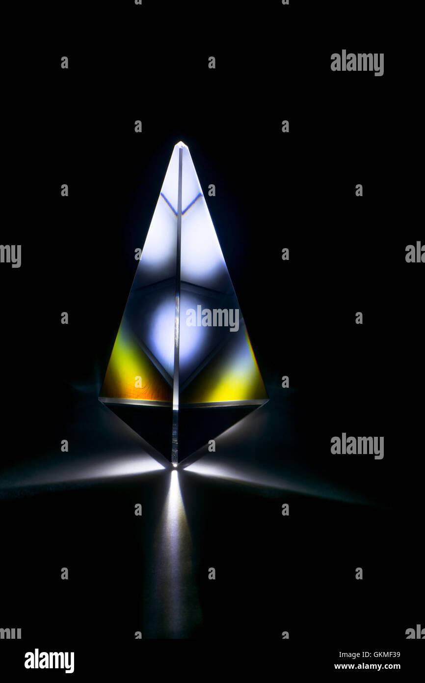 Lichtbrechung in einem dreieckigen Glasprisma Stockfoto