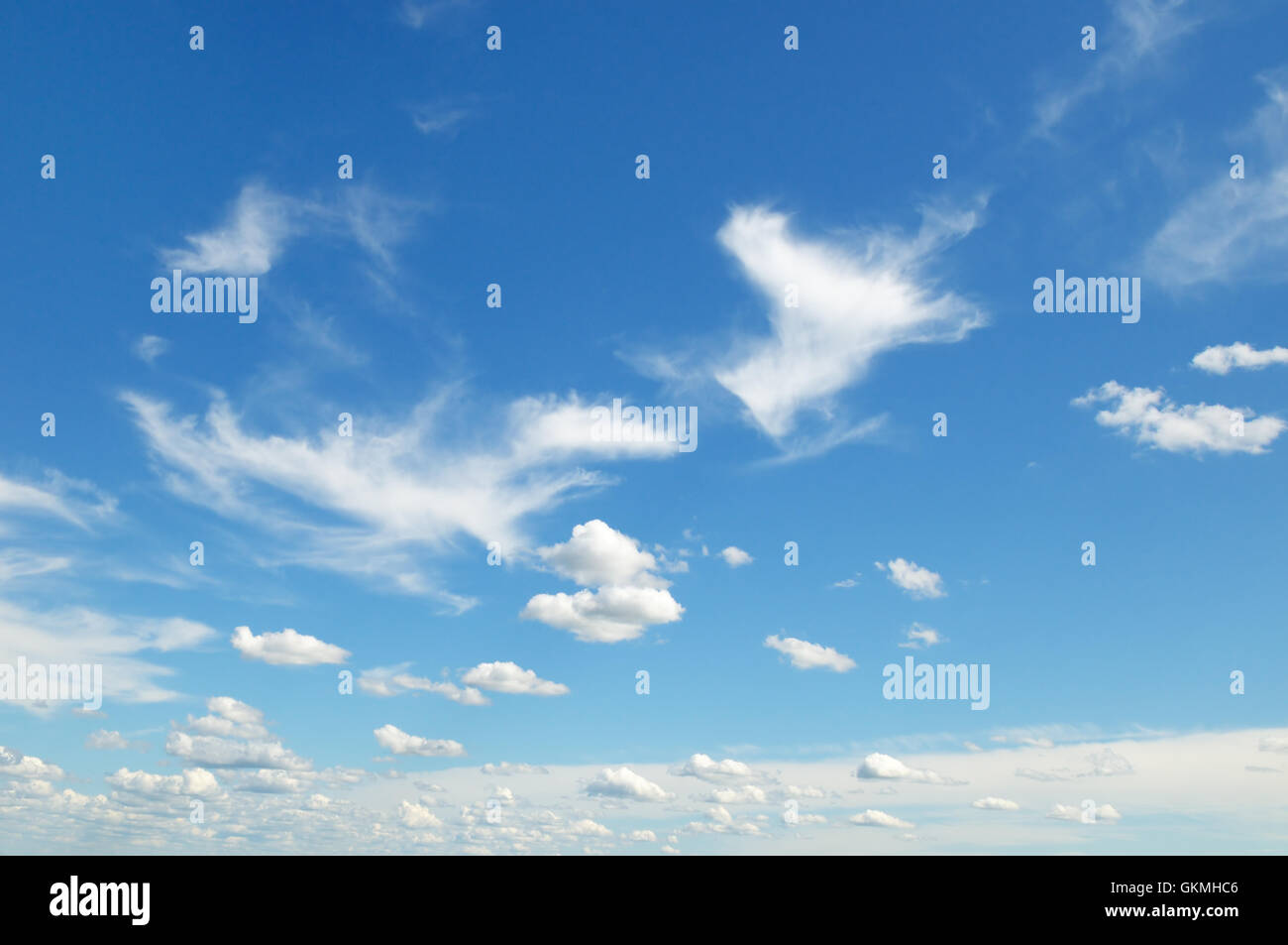 schöne Wolken am blauen Himmel Stockfoto