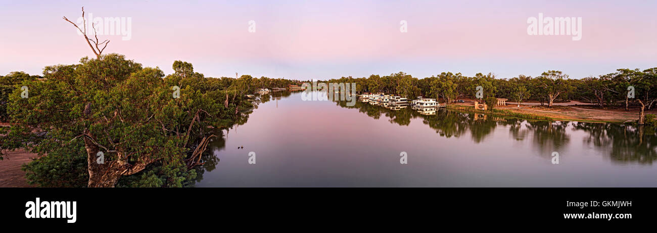 breites Panorama der Murray River Seiten in Victoria und New South Wales Staaten von Australien in der Nähe von Mildura Bezirksstadt. Flache land wi Stockfoto
