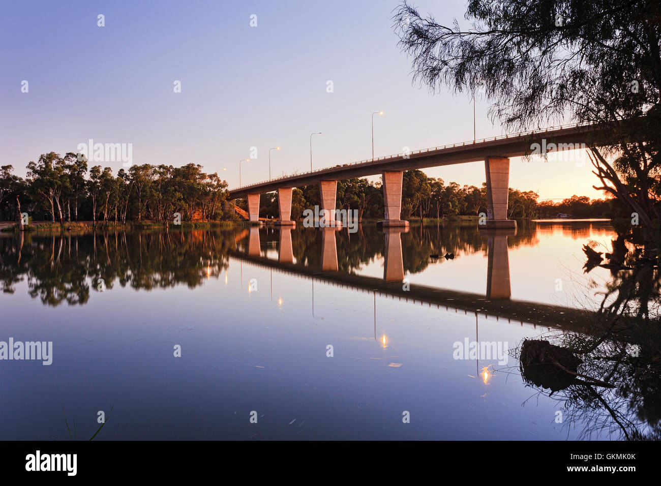 ruhigen Sonnenaufgang am Stil erklärt Murray Fluss unter der Brücke zwischen Victoria und New South Wales Australien. Stockfoto