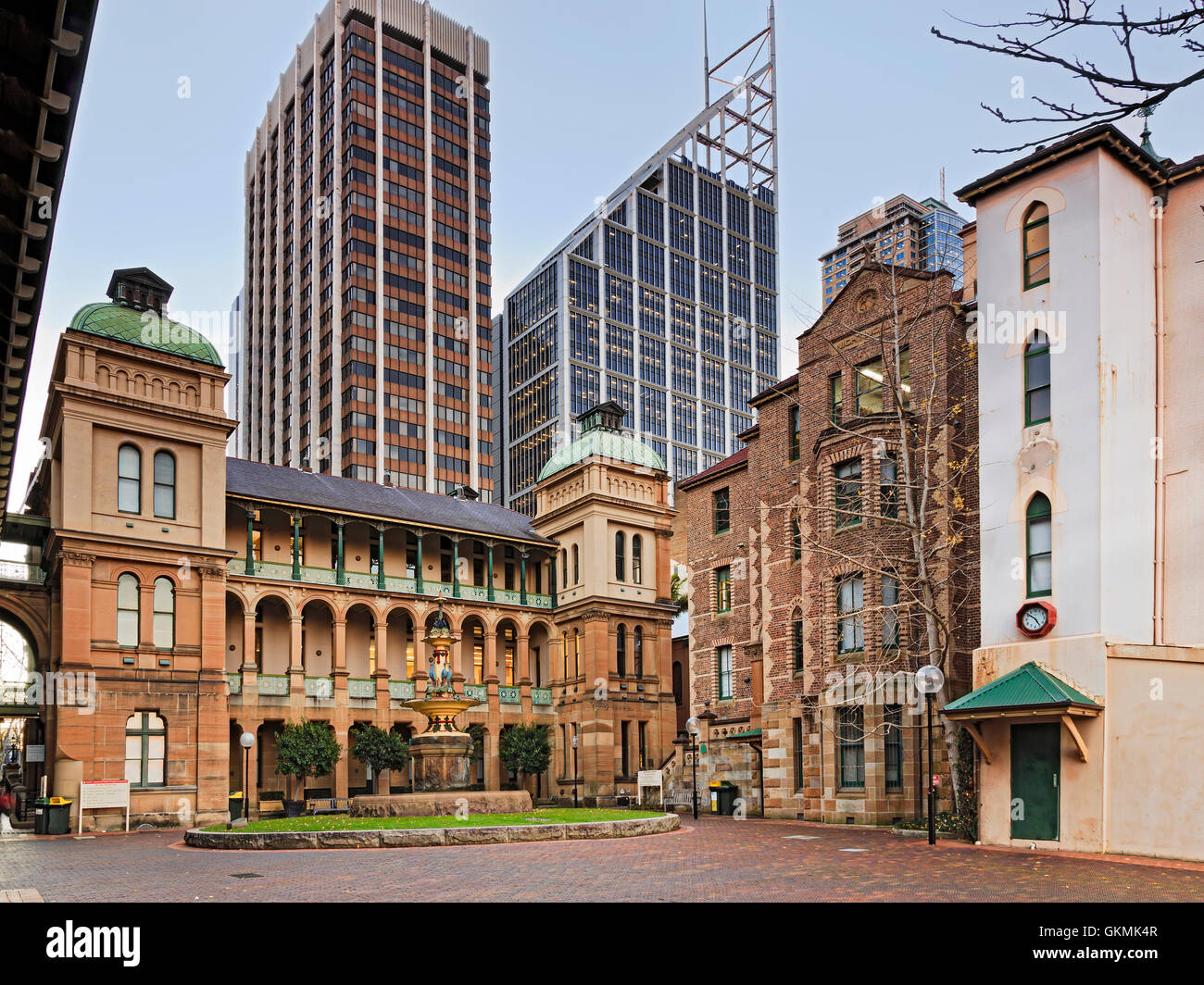 interne wohnen zwischen Flügel und Gebäuden von Sydney Royal Augenklinik gegen moderne hohen CBD Hochhaus-Türme. Stockfoto