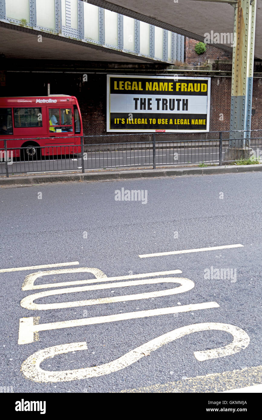 Rechtliche Name betrug Plakat Poster vor East Finchley U-Bahn Bahnhof Stockfoto